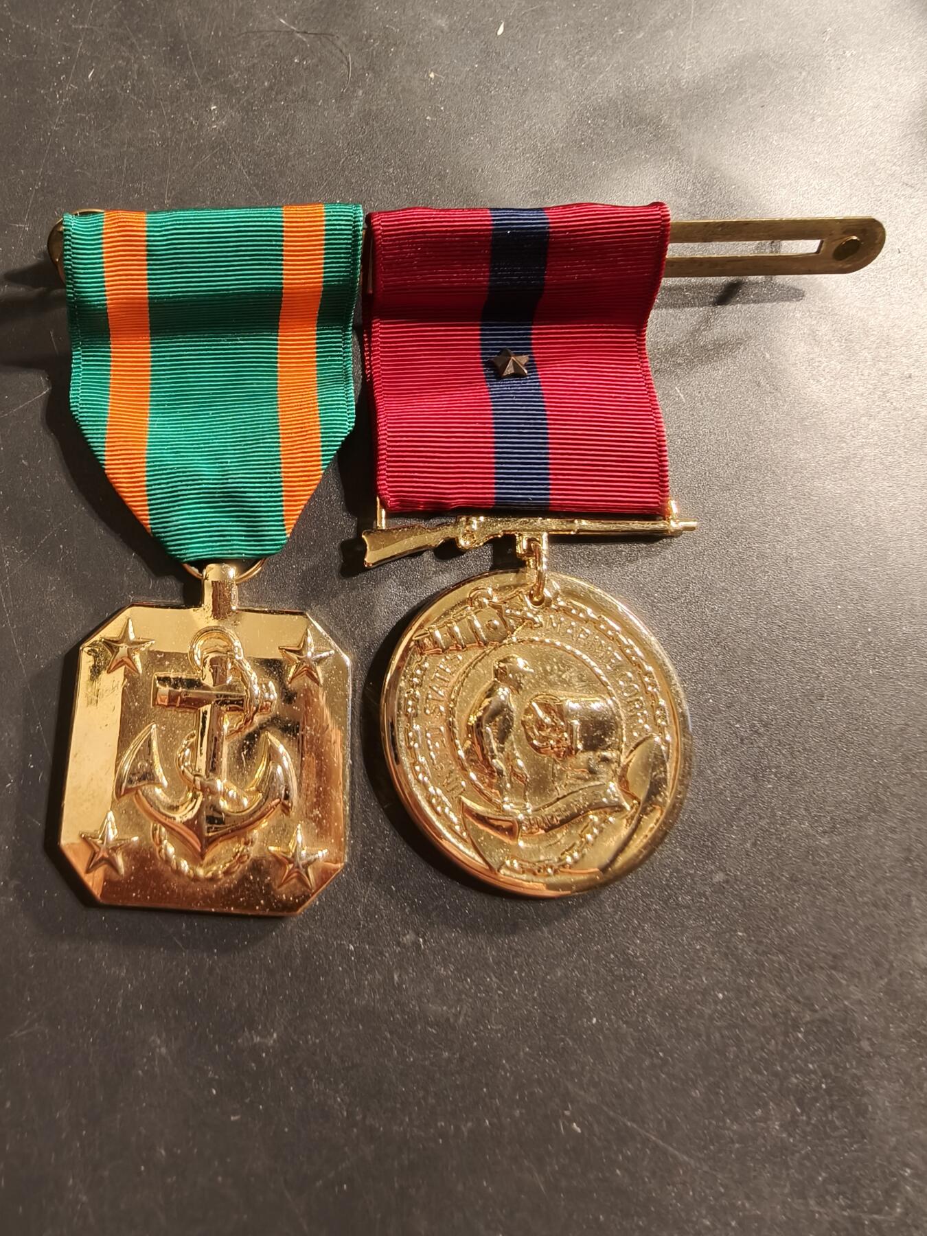 老王徽章第174期 美国现役海军陆战队品德优良/海军成就2联排奖章    现役电镀版本