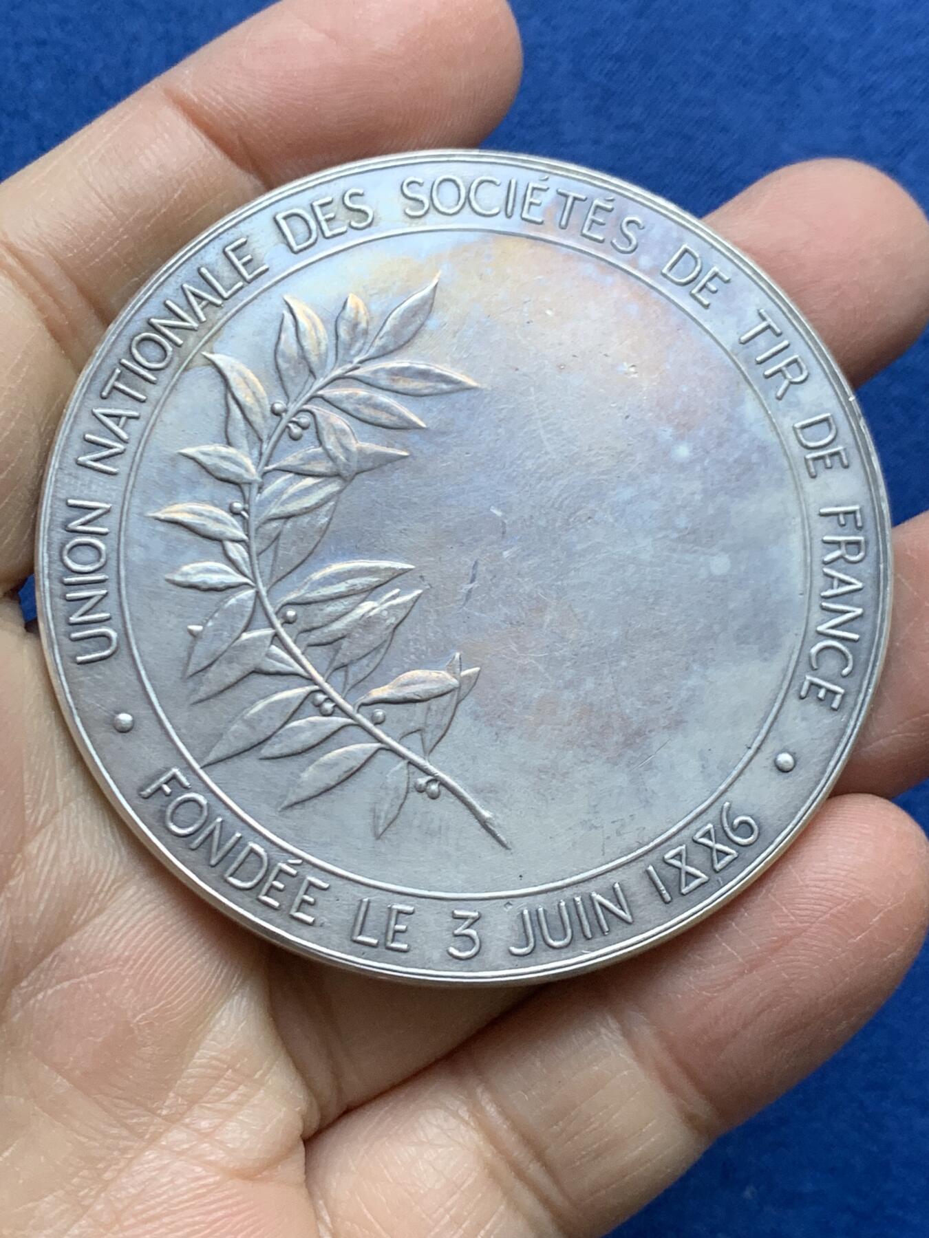 《竞宝斋》第454场 周日，周一 2场连拍 （全场包邮，欢迎送拍） 1886年法国射击节大银章 77.4克 58.6mm 丰饶角银标 带盒