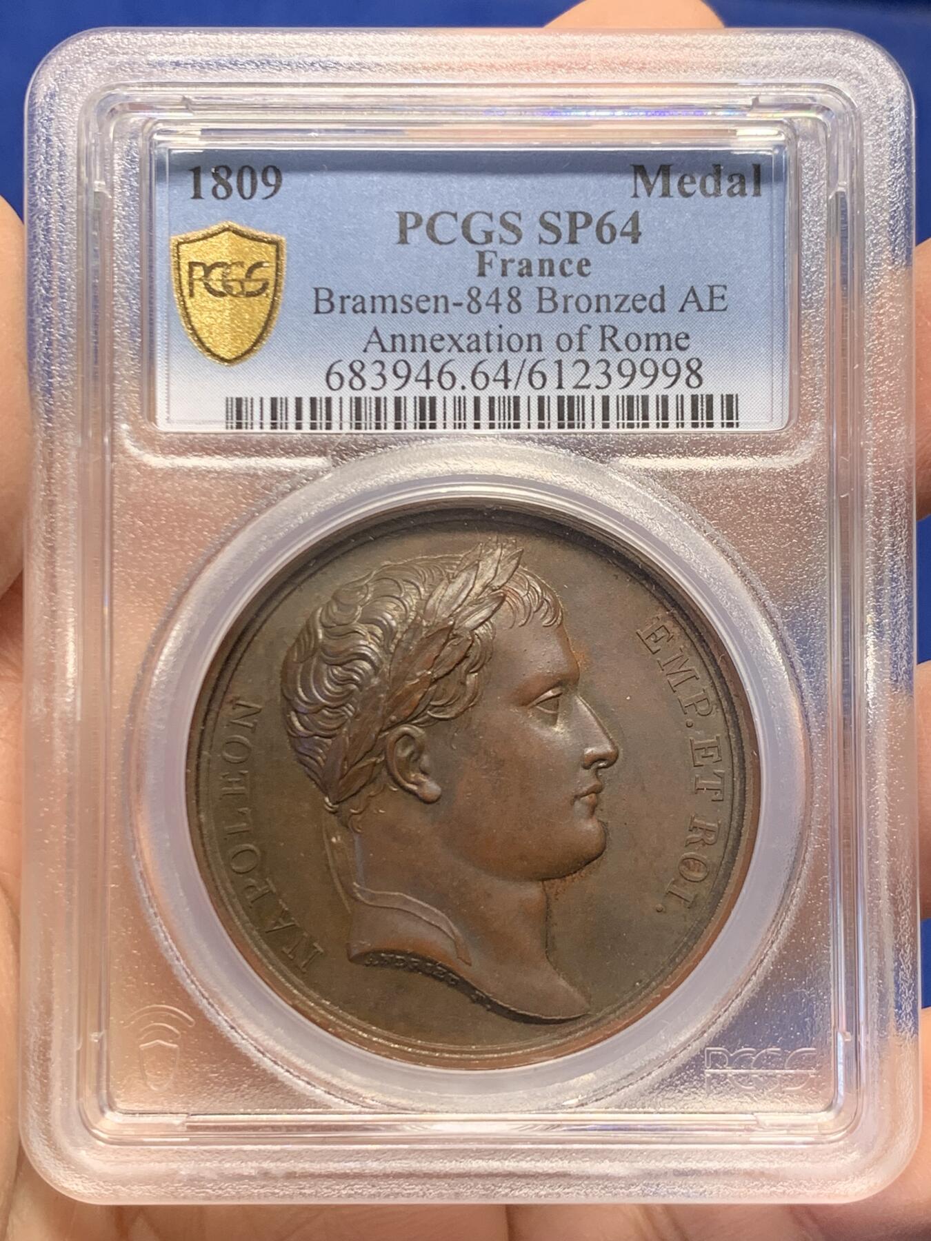 《竞宝斋》第454场 周日，周一 2场连拍 （全场包邮，欢迎送拍） PCGS SP64 亚军分！ 法国1809年拿破仑一世法兰西帝国兼并罗马原铸铜章 巴黎造币厂 巧克力包浆 台伯河之神倚靠着双耳壶流淌出河水，右手握船桨，左臂握着丰饶角，脚下是罗马象征的母狼与双胞胎 ，背景山丘上有朱庇特神庙，帝国之鹰紧紧攥着闪电权杖盘旋于上空，1809年不可一世的拿皇兼并了教皇国的领土，囚禁了教皇庇护七世，仅一枚65更高分，加厚盒。
