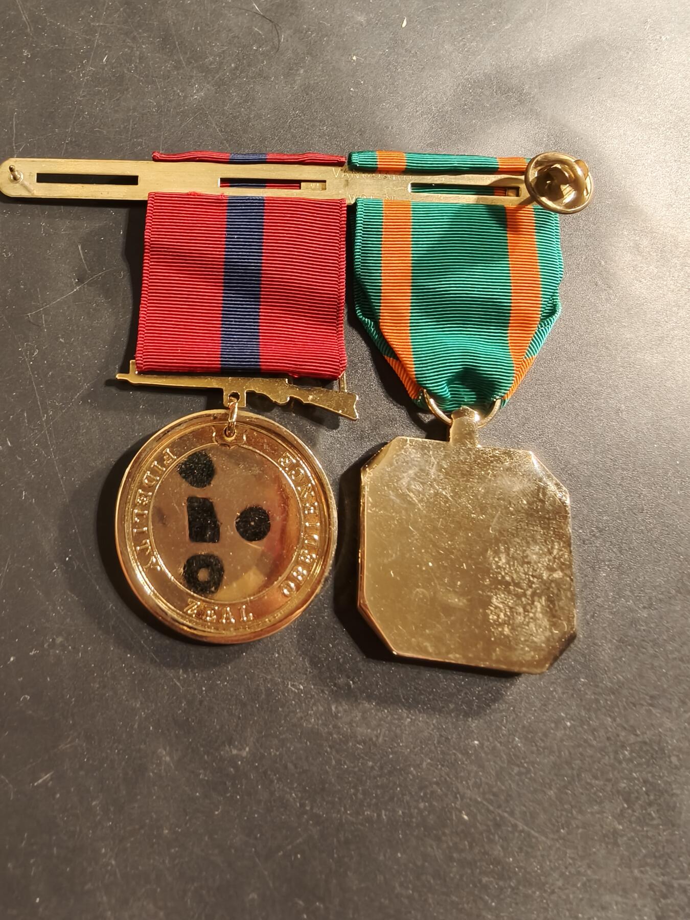 老王徽章第174期 美国现役海军陆战队品德优良/海军成就2联排奖章    现役电镀版本