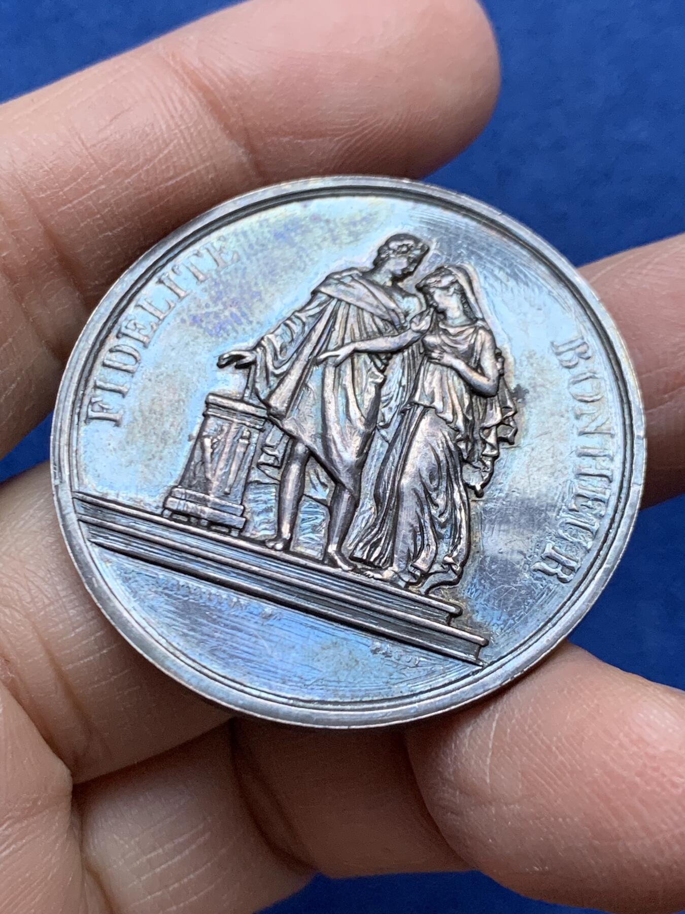 《竞宝斋》第454场 周日，周一 2场连拍 （全场包邮，欢迎送拍） 法国婚姻与爱情纪念银章 神灯边铭 25.7克 38.8MM