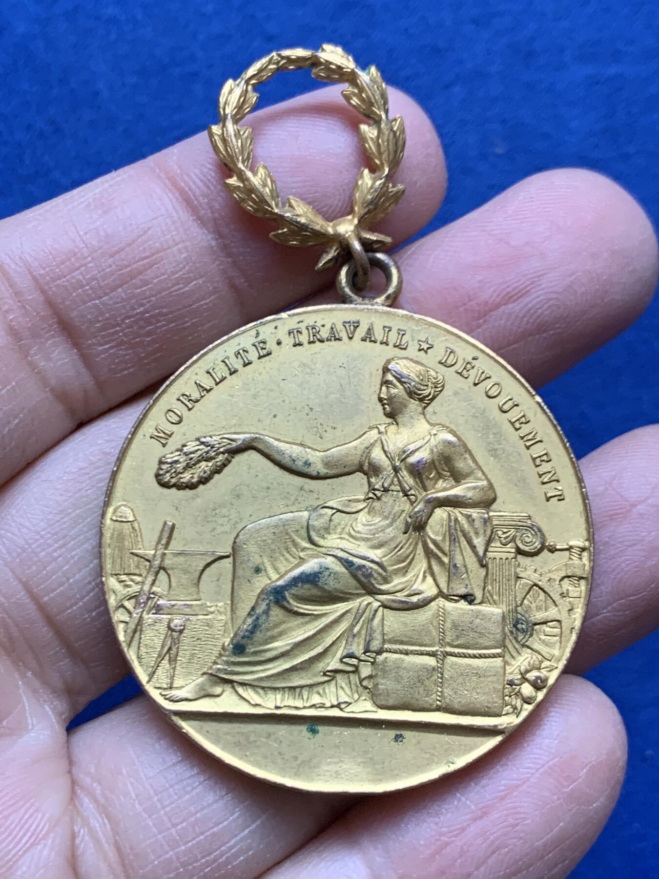 《竞宝斋》第454场 周日，周一 2场连拍 （全场包邮，欢迎送拍） 法国民众自由教育与普及协会镀金铜章 带环重约34.05克 40.5mm