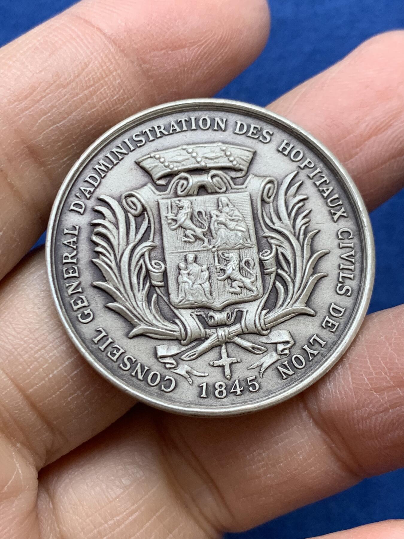 《竞宝斋》第454场 周日，周一 2场连拍 （全场包邮，欢迎送拍） 法国里昂市立医院总理事会银章 丰饶角1银 17.4克 35mm