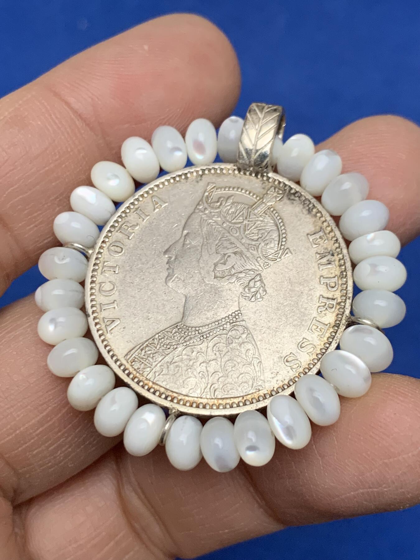 《竞宝斋》第454场 周日，周一 2场连拍 （全场包邮，欢迎送拍） 英属印度1900年维多利亚女王1卢比银币吊坠 总重18克 41.5mm