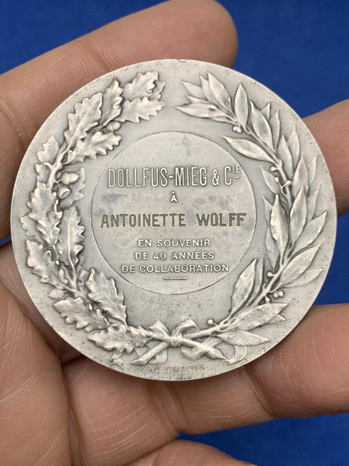 《竞宝斋》第454场 周日，周一 2场连拍 （全场包邮，欢迎送拍） 法国工业纺织女神银章，62.7克，49.5MM，丰饶角2银标。