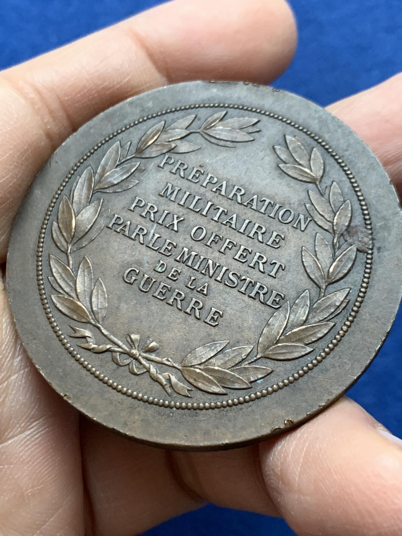 《竞宝斋》第454场 周日，周一 2场连拍 （全场包邮，欢迎送拍） 法国战争部长颁发射击比赛铜章 59.7克 49.8mm 丰饶角铜标 玛丽安娜侧像