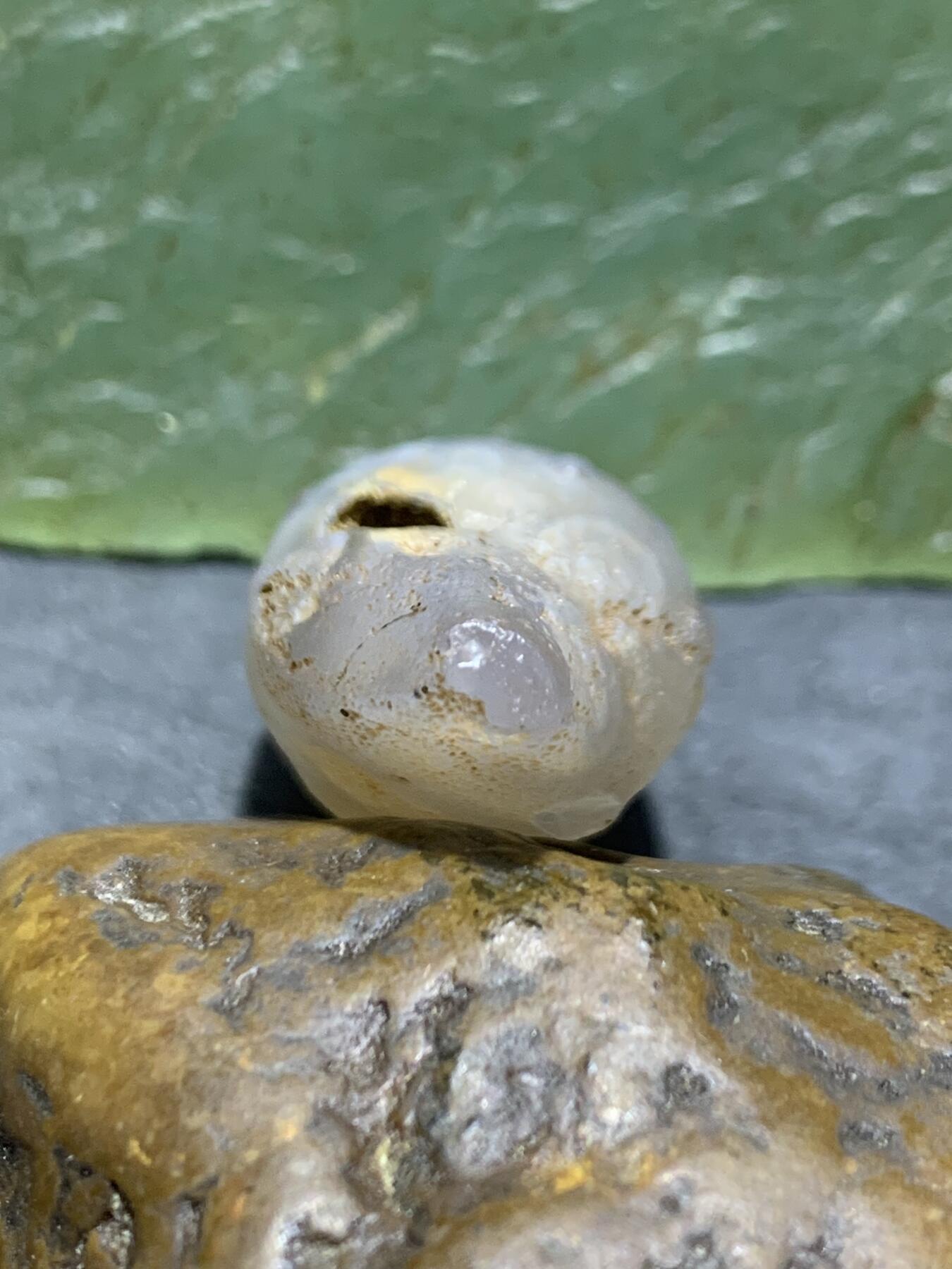 放福利！精美罕见天然孔洞戈壁阿拉善天眼纹玛瑙原石一颗，