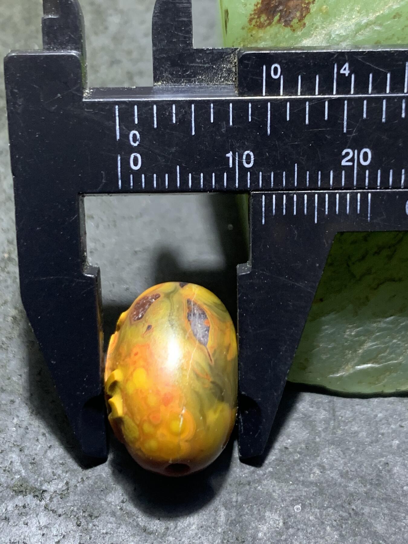 亚光冰飘战国红玛瑙手工雕刻真字随形通货珠一颗