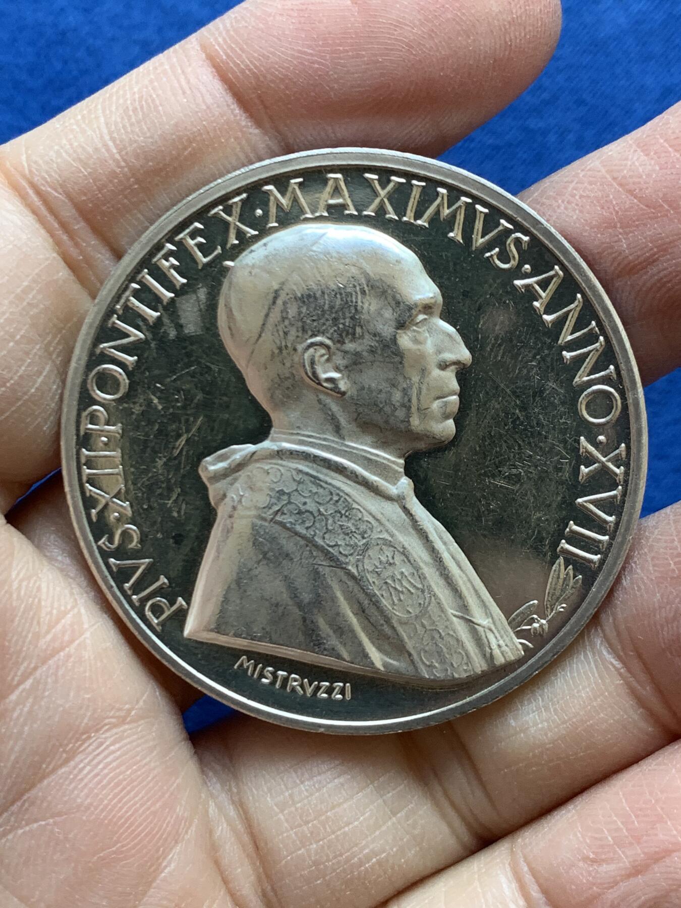 《竞宝斋》第454场 周日，周一 2场连拍 （全场包邮，欢迎送拍） 梵蒂冈1954年教皇庇护十二世为圣母玛利亚加冕大银章，直径：43.8mm，重：37g