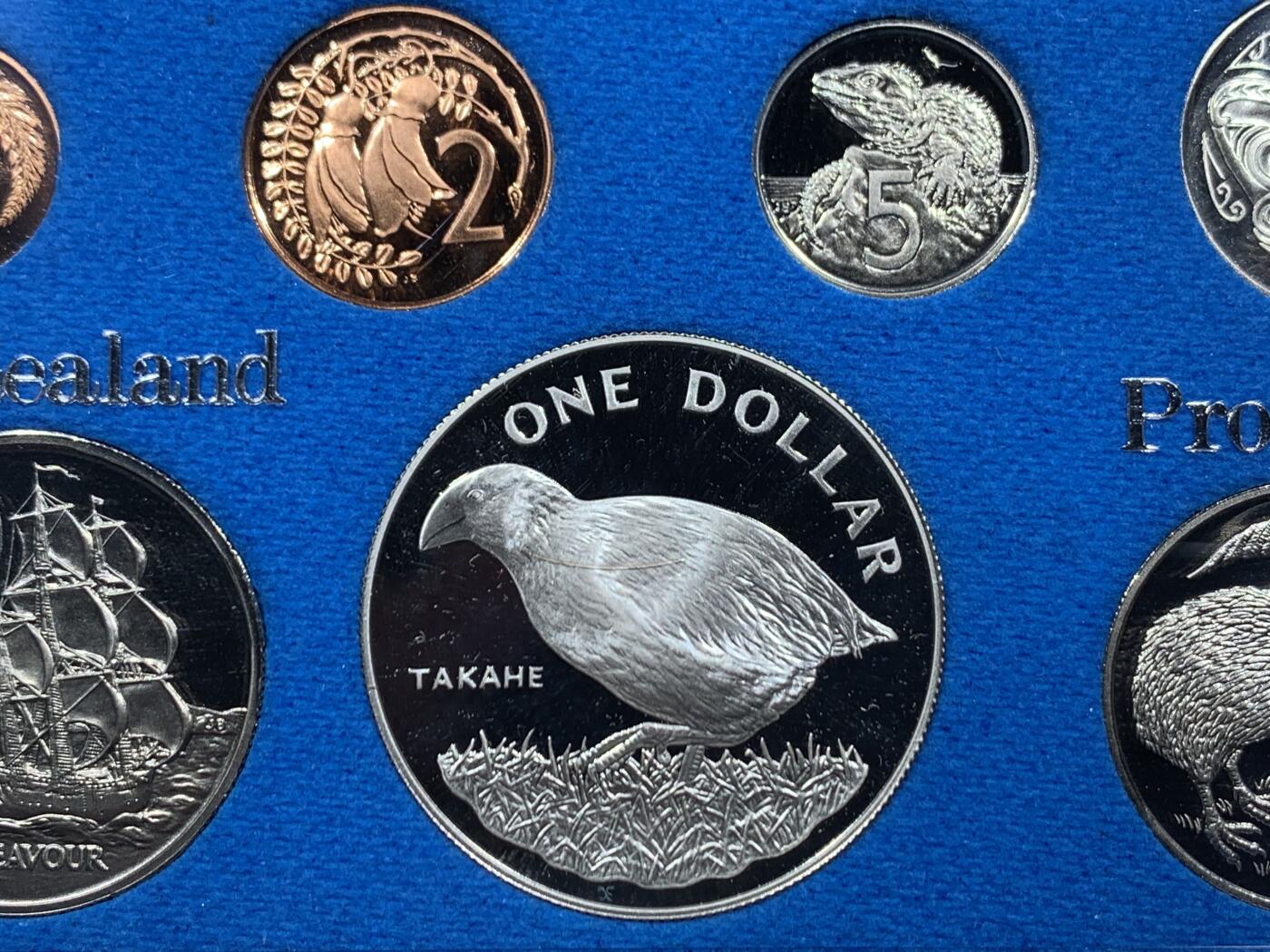 《竞宝斋》第454场 周日，周一 2场连拍 （全场包邮，欢迎送拍） 新西兰1982年伊丽莎白二世精制套币，其中最大面值的南秧鸡一元为银币，27.2克，925银