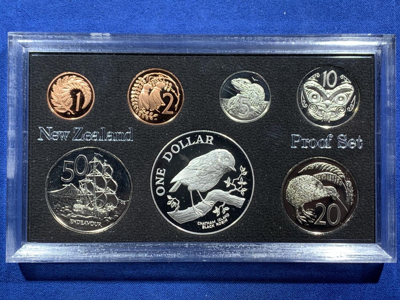 《竞宝斋》第454场 周日，周一 2场连拍 （全场包邮，欢迎送拍） 新西兰1984年官方精制套币 含1元精制银币 925银 27克