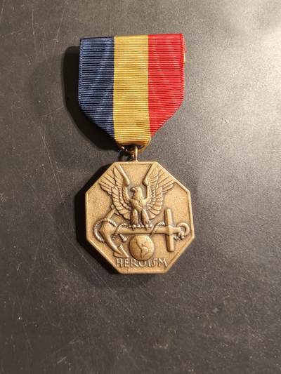 老王徽章第174期 - 美国海军及海军陆战队奖章       这是美国海军部授予海军和海军陆战队成员的最高非战斗英勇勋章。  该勋章授予表现英勇行为但未涉及与敌方实际冲突的服役人员。 