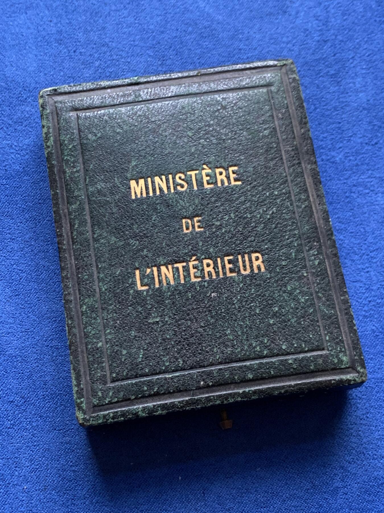 《竞宝斋》第454场 周日，周一 2场连拍 （全场包邮，欢迎送拍） 1866年法国互助会荣誉勋章 带原盒 总重14.1克