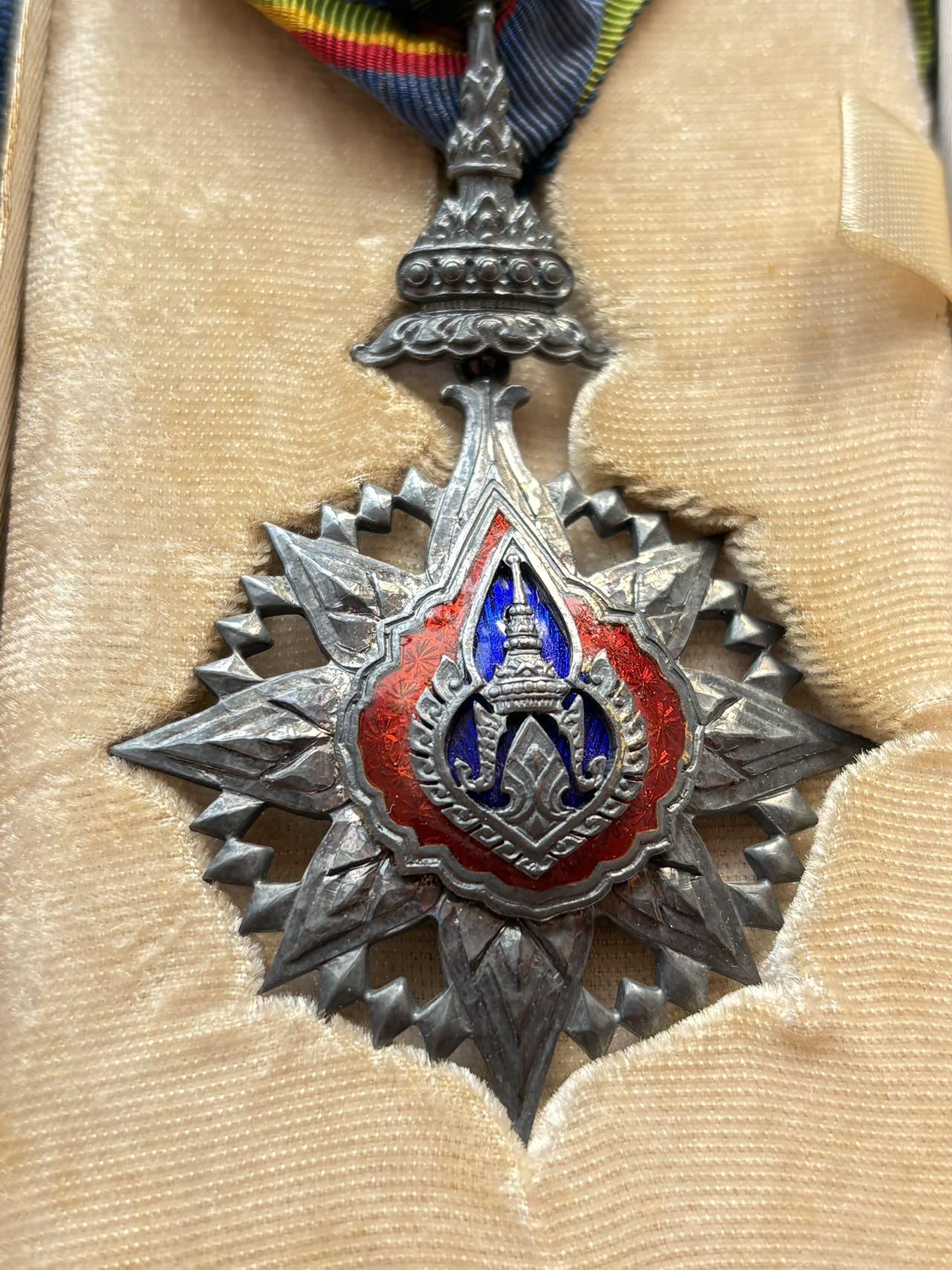 盛世勋华——号角文化勋章邮票专场拍卖第297期 泰国指挥官级王冠勋章 银制带原盒 早期版，全重41克