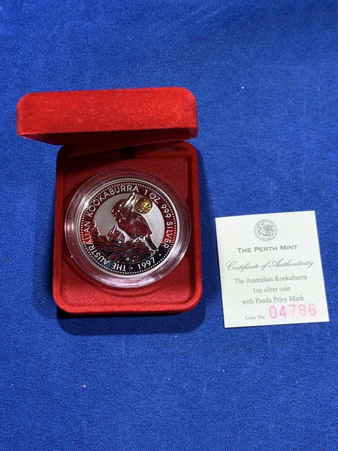 《竞宝斋》第454场 周日，周一 2场连拍 （全场包邮，欢迎送拍） 澳大利亚 1997年 笑翠鸟 熊猫镶嵌银币 含纯银1盎司999银，镶嵌部分重约0.5克黄金，发行1.5万枚，为上海国际钱币展而发行，细节见图