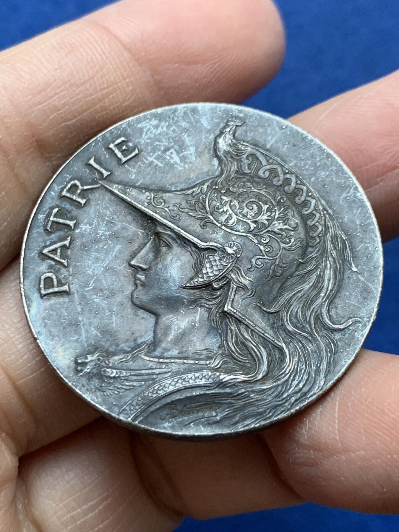 《竞宝斋》第454场 周日，周一 2场连拍 （全场包邮，欢迎送拍） 1896年戎装玛丽安娜镀银铜章 20.9克 36.8mm 丰饶角铜标 孔雀头盔