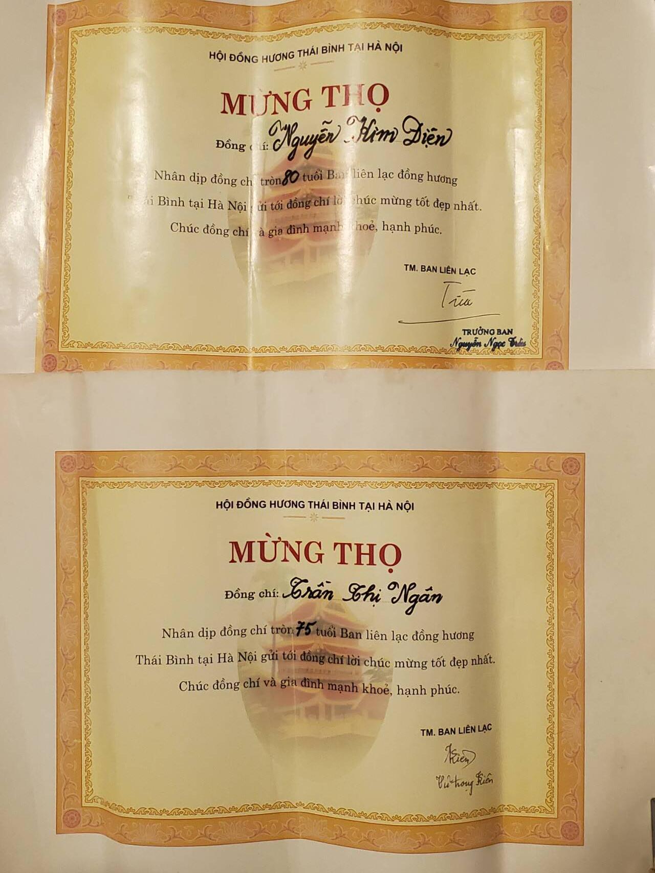 韵星假日拍卖第三十五期 -- Rimey Holidays Auction 34 越南社会主义共和国河内首都地区 地区社级妇联主席、人民委员副主任陈氏银 阮敬典夫妻75、80贺寿奖状 社官方颁发 少见 仅给退休老干部 地区领导亲签