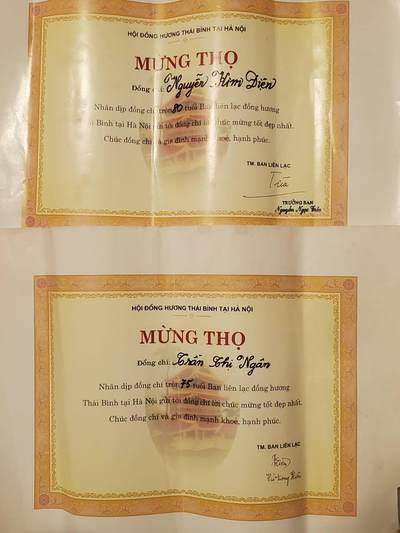 韵星假日拍卖第三十五期 -- Rimey Holidays Auction 34 - 越南社会主义共和国河内首都地区 地区社级妇联主席、人民委员副主任陈氏银 阮敬典夫妻75、80贺寿奖状 社官方颁发 少见 仅给退休老干部 地区领导亲签
