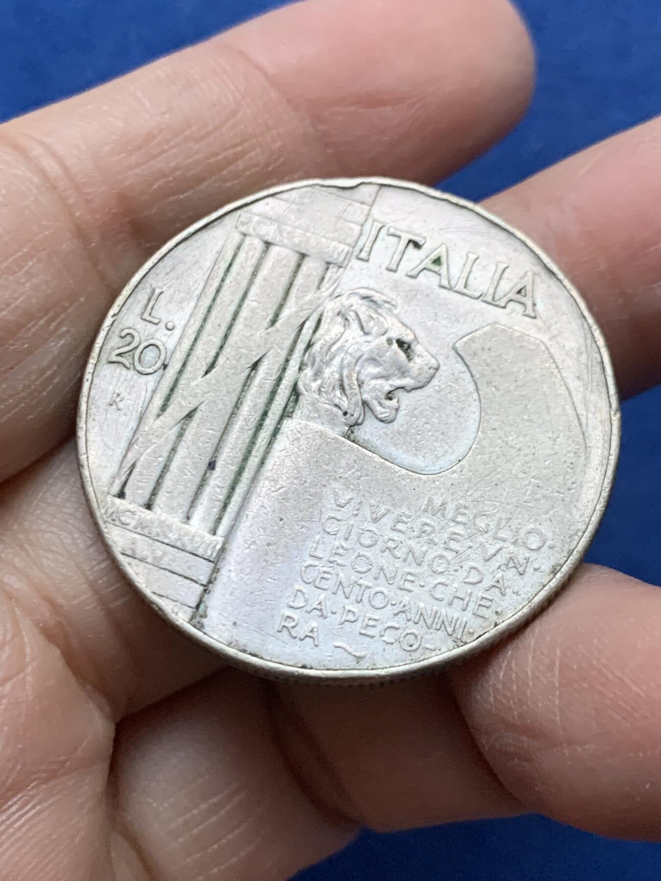《竞宝斋》第454场 周日，周一 2场连拍 （全场包邮，欢迎送拍） 意大利1928年钢盔20里拉银币，意大利纪念一战，非常少见品种！细节见图