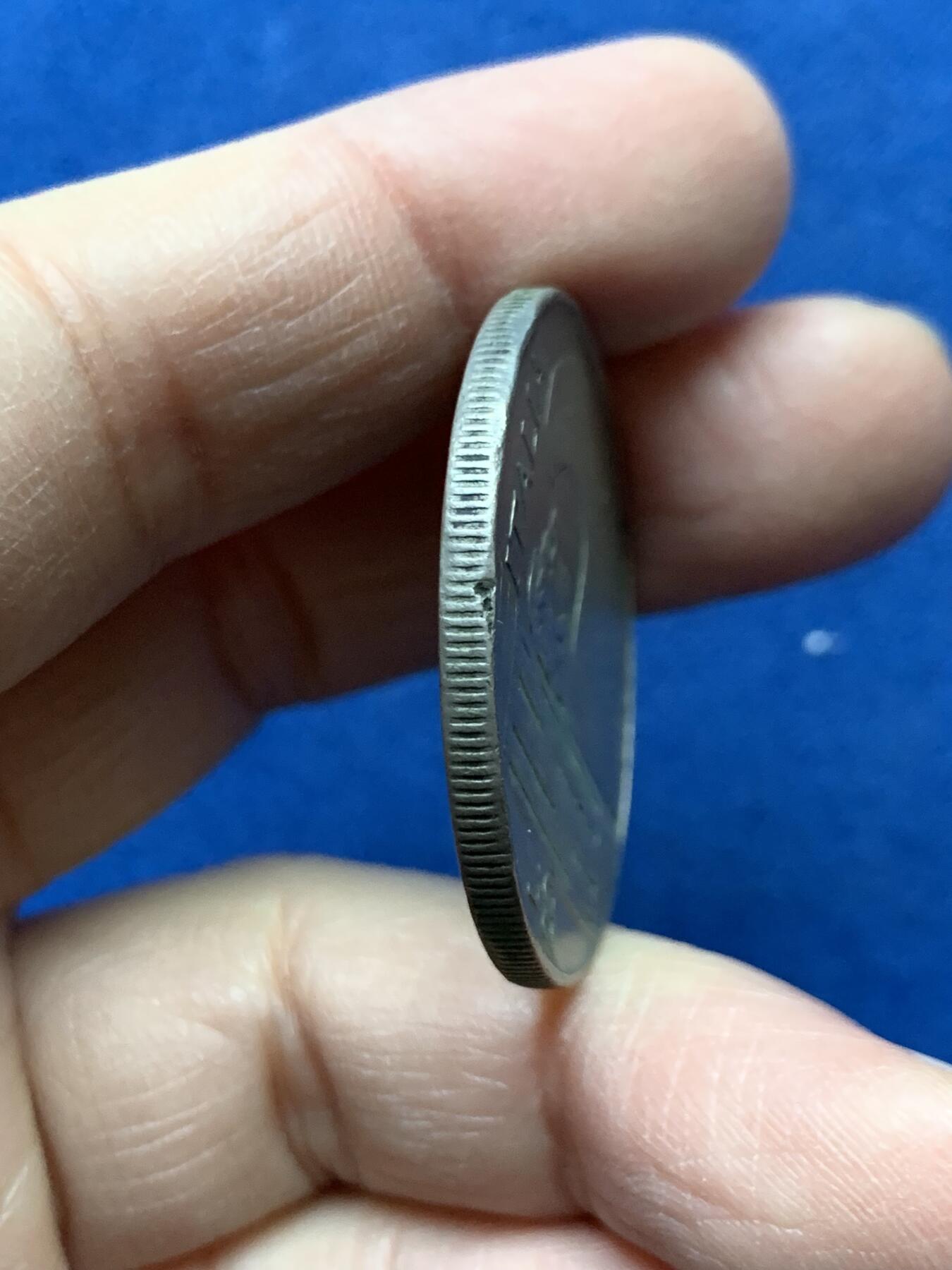 《竞宝斋》第454场 周日，周一 2场连拍 （全场包邮，欢迎送拍） 意大利1928年钢盔20里拉银币，意大利纪念一战，非常少见品种！细节见图