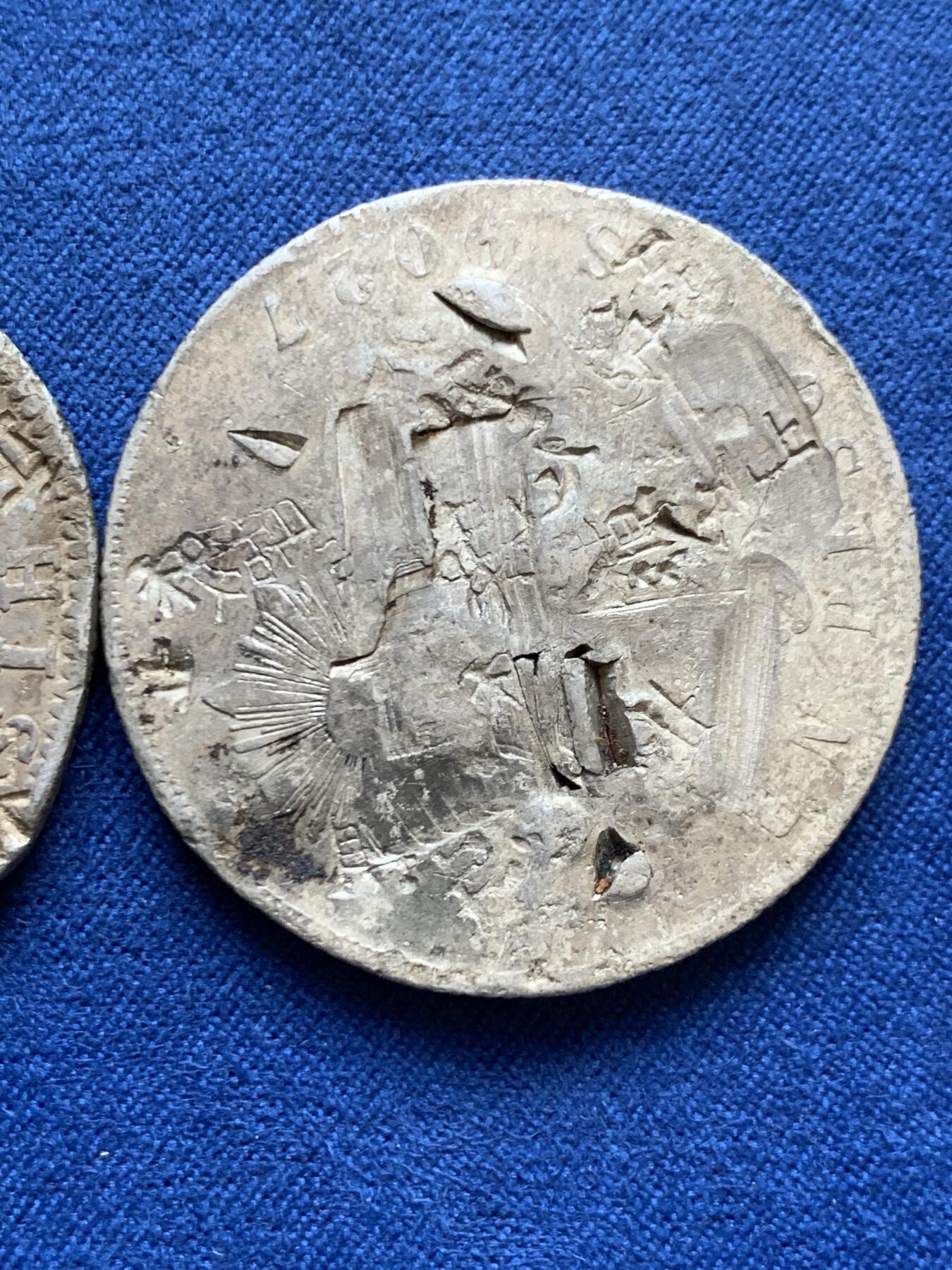 《竞宝斋》第454场 周日，周一 2场连拍 （全场包邮，欢迎送拍） 两枚一组 烂版银元 总重50.6克