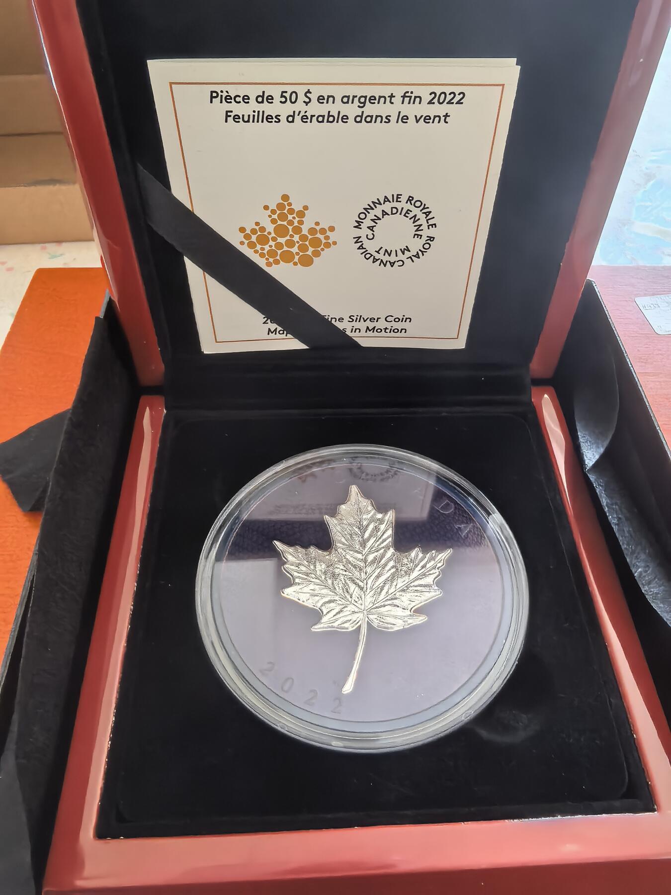 长老汇蛇年精选第九十二场拍卖 2022加拿大枫叶50加元蓝色铑涂层精制银币，5盎司9999银，盒证全，红色钢琴烤漆木盒，非常漂亮