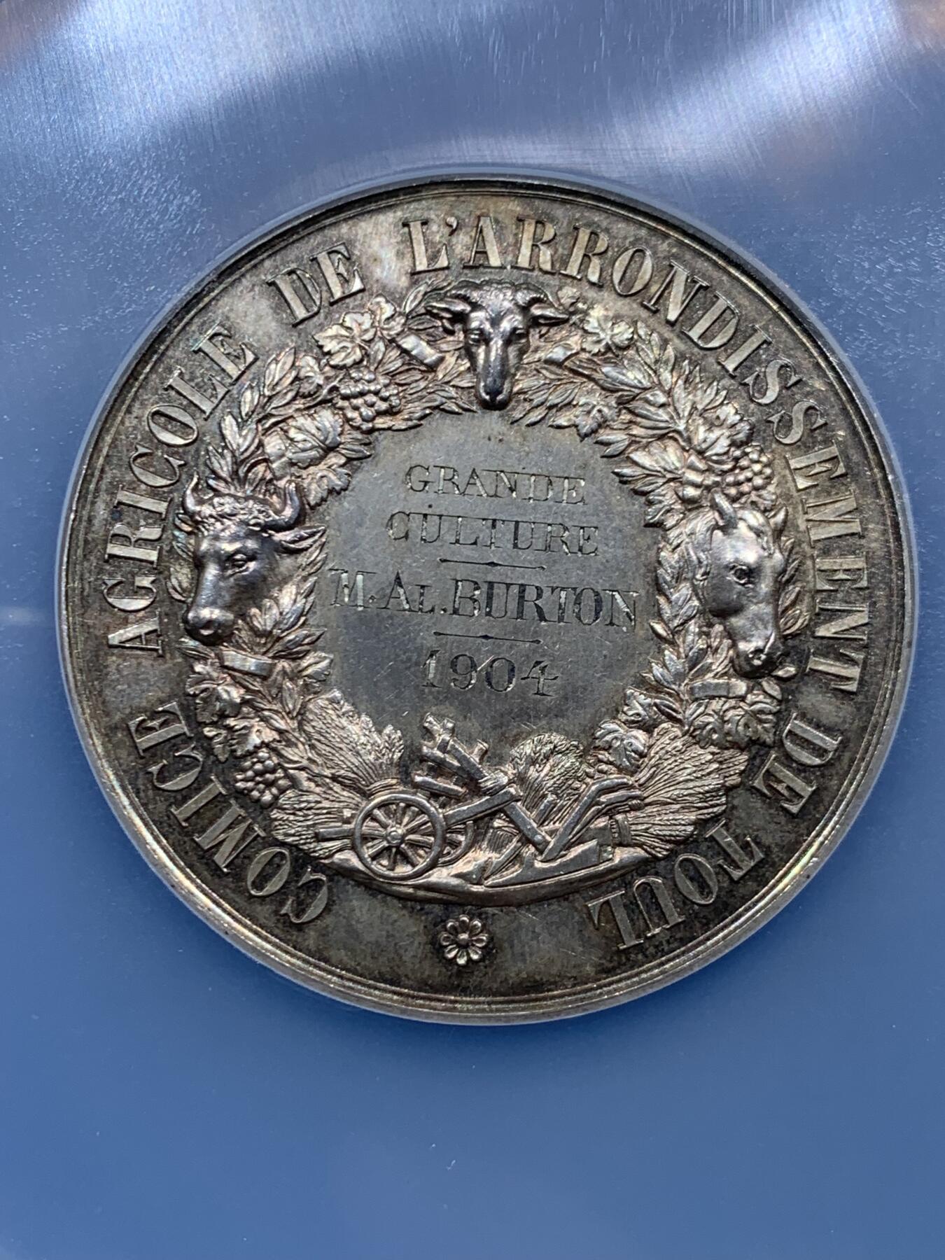 《竞宝斋》第454场 周日，周一 2场连拍 （全场包邮，欢迎送拍） NGC MS63 法国1904年图尔奈农业竞赛银质奖章 50mm大银章 欧陆金色包浆 品相状态一流 NGC大盒装