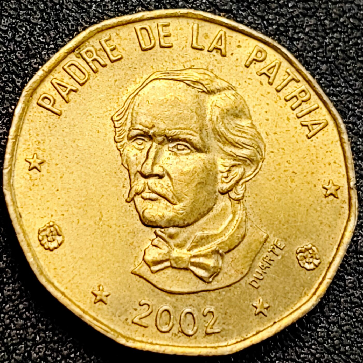 泉币菌-第163场-新年第六场 精品福利场 原铜光美品 国父巴勃罗 多米尼加1比索黄铜币 25.0毫米 6.5克 2002