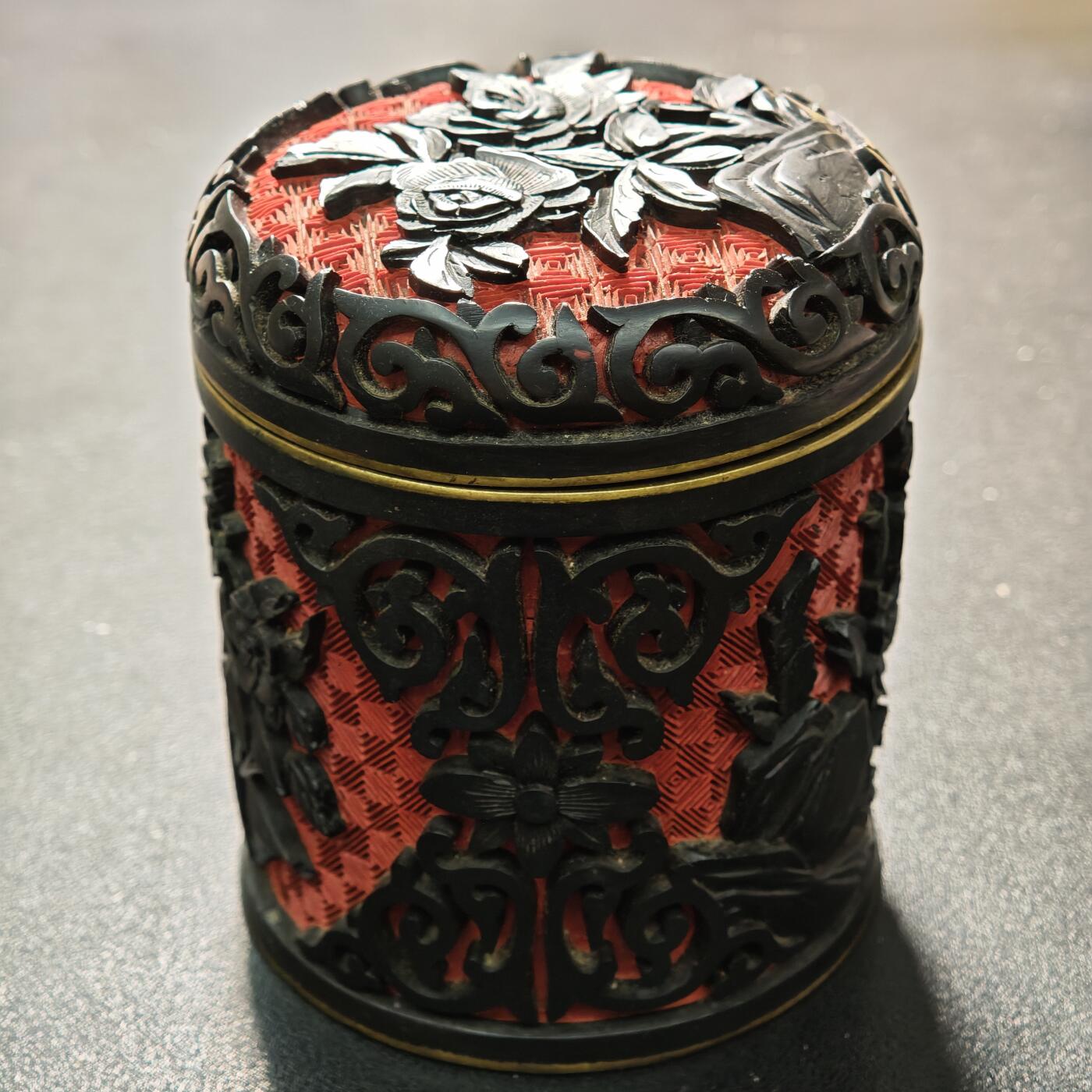 【德藏】世界币章拍卖第160期 回流 铜胎漆器雕刻茶叶罐 直径约：85mm；高约101.6mm；重约：330g