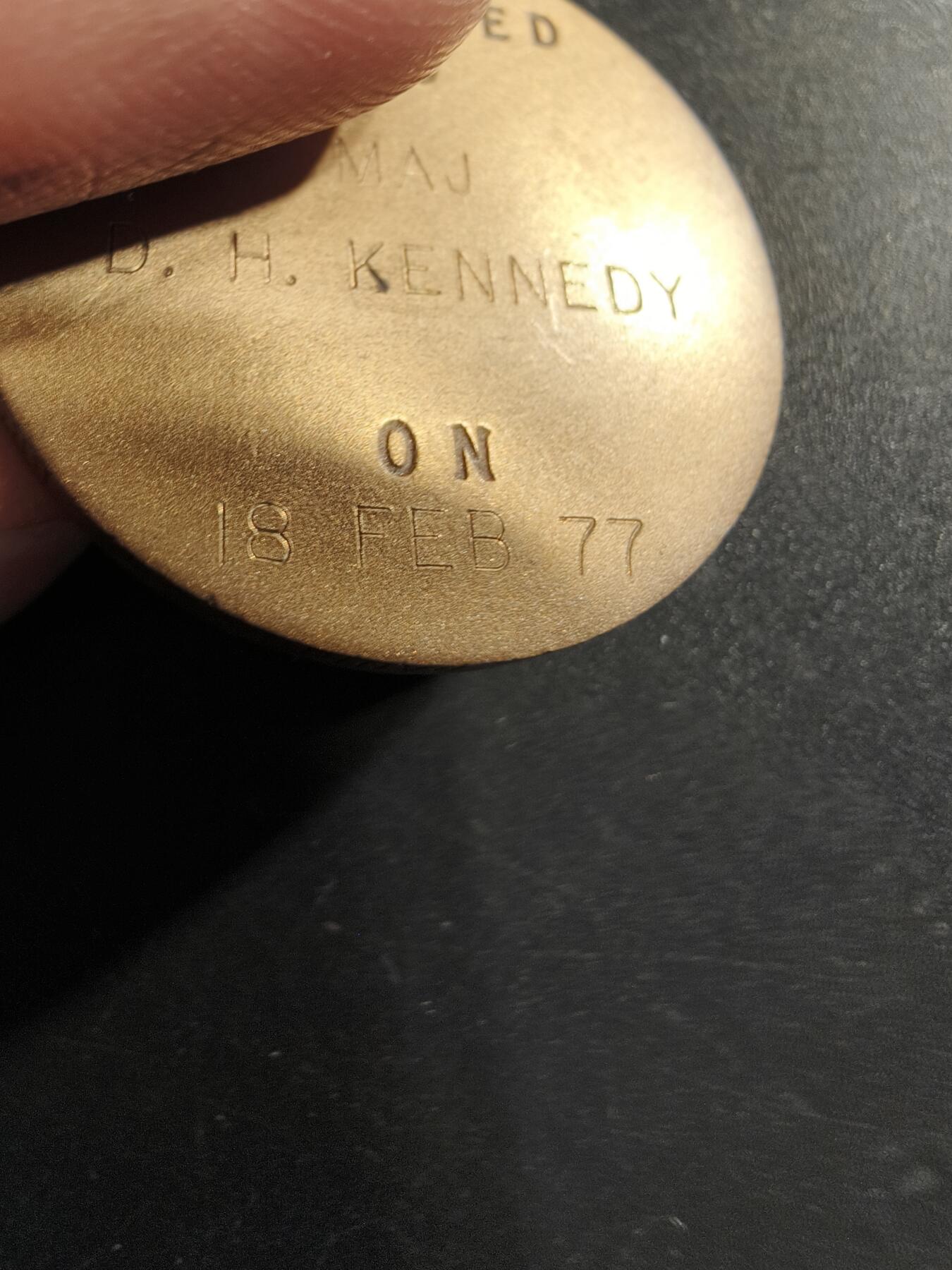 老王徽章第174期 美国阿拉巴马州国民警卫队嘉奖奖章     少见实发版   1977年2月授予少校      带边铭厂标