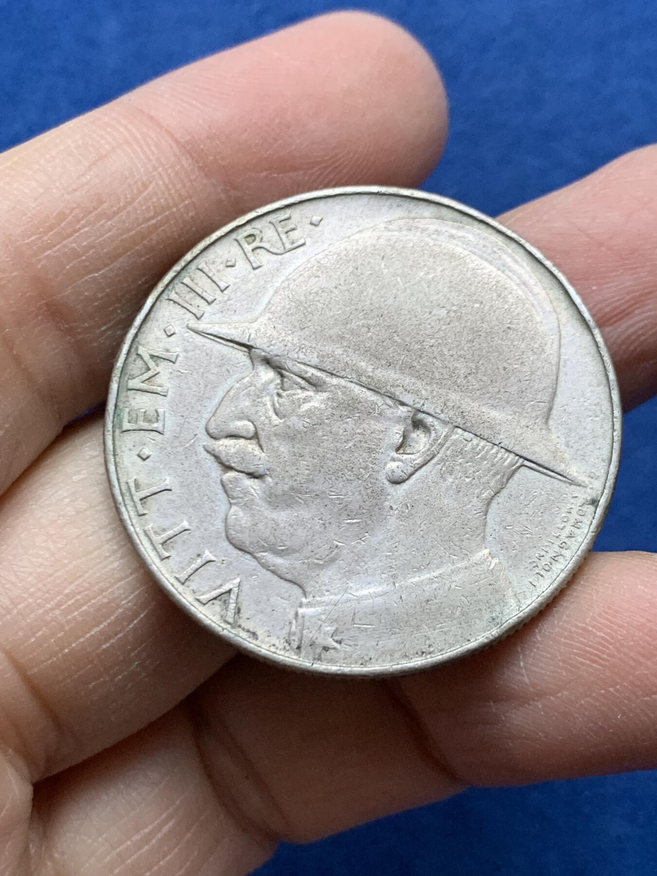 《竞宝斋》第454场 周日，周一 2场连拍 （全场包邮，欢迎送拍） 意大利1928年钢盔20里拉银币，意大利纪念一战，非常少见品种！细节见图