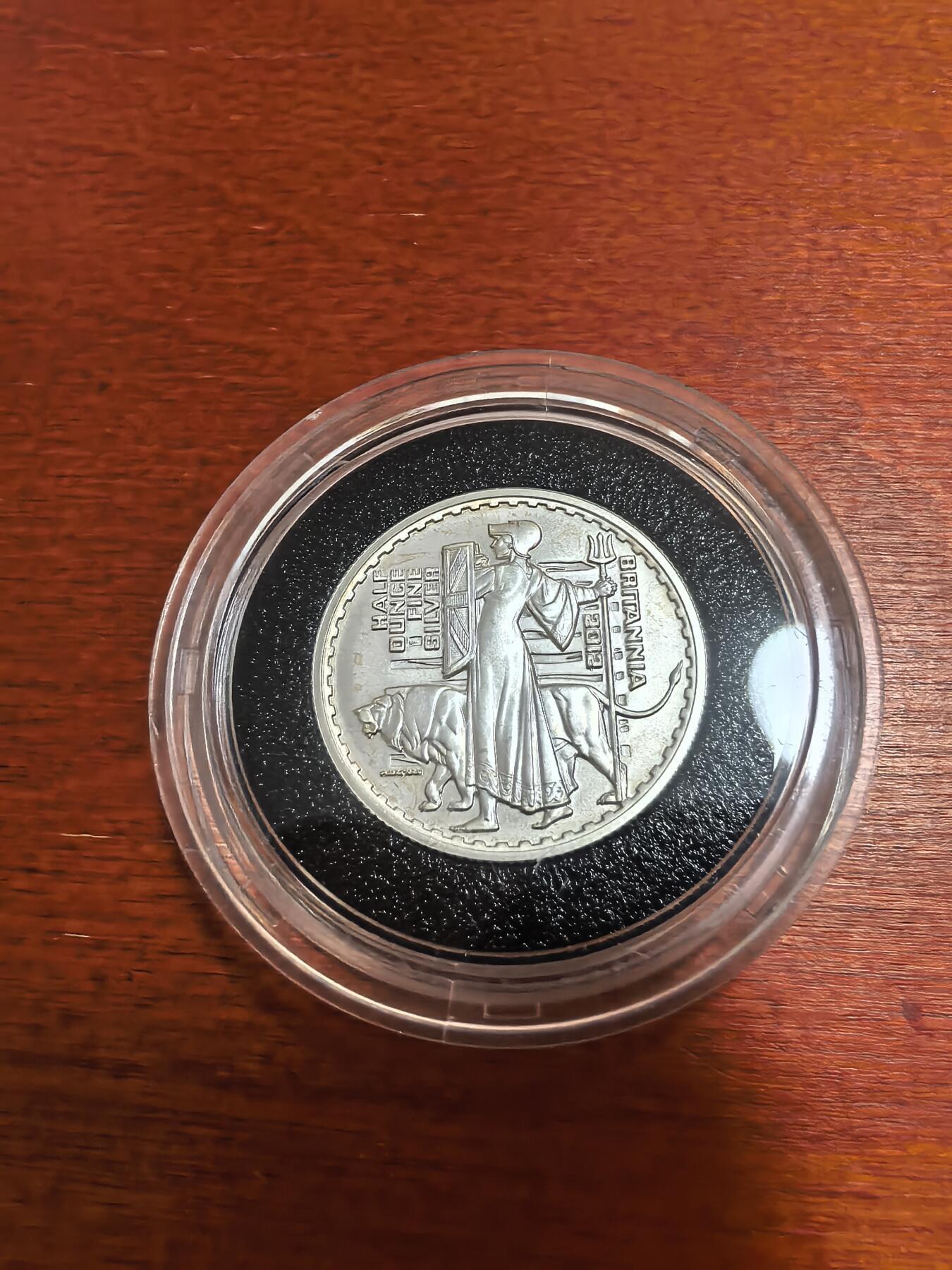 长老汇蛇年精选第九十二场拍卖 2012英国纪念不列颠女神金银币发行25周年特别版9枚不列颠女神半盎司1英镑精制银币套装，盒证全，钢琴烤漆木盒，400套