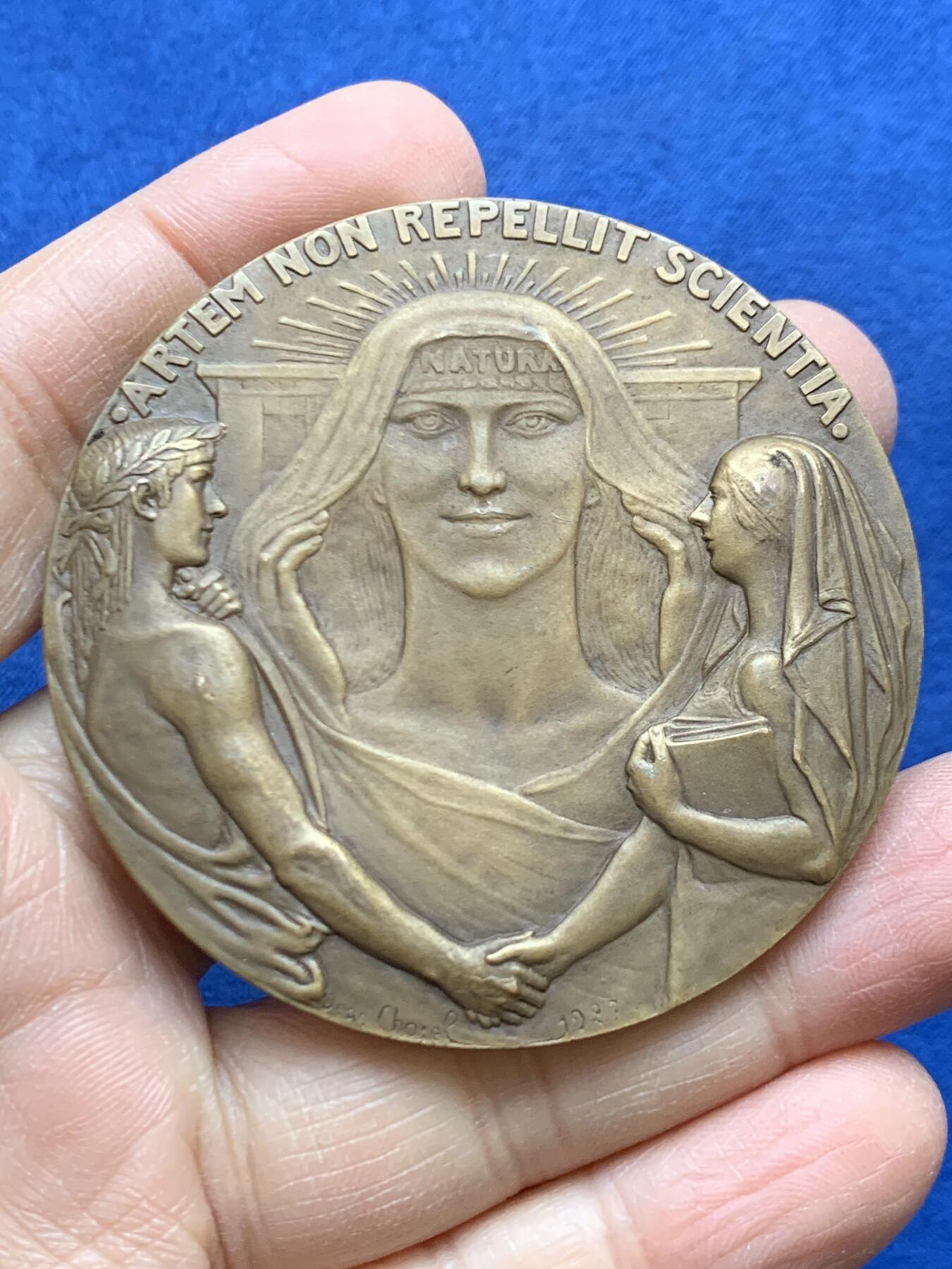 《竞宝斋》第454场 周日，周一 2场连拍 （全场包邮，欢迎送拍） 里昂牙科医院科学与艺术纪念铜章 93.85克 60.2mm 三角边铭