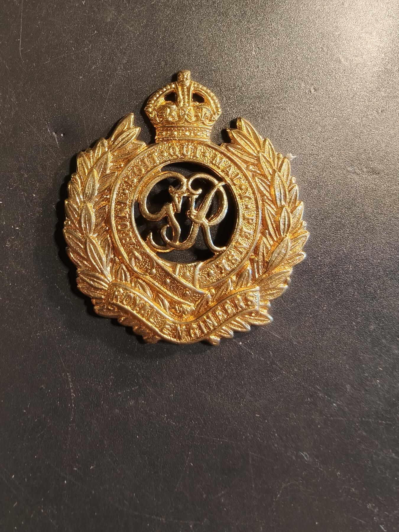 老王徽章第174期 英国皇家工兵团帽徽    二战时期   缺背杆