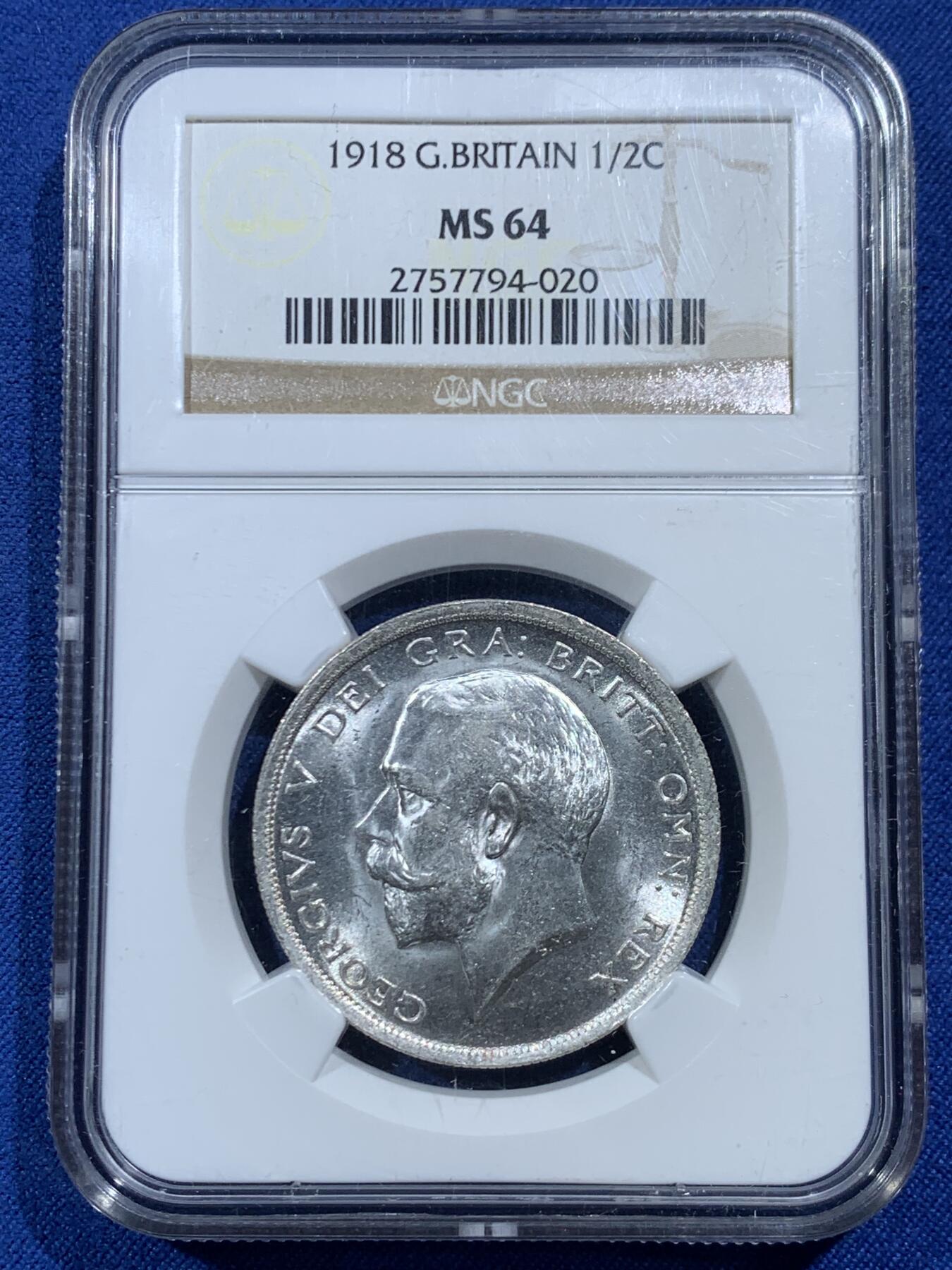 《竞宝斋》第454场 周日，周一 2场连拍 （全场包邮，欢迎送拍） NGC MS64 英国1918年乔治五世1/2克朗银币，乔五早期高银流通版，底板丝滑，银光曜曜，难得高品。此品种发丝常见弱打，此枚发丝胡子细节不错，在同分中也属难得，老盒好状态