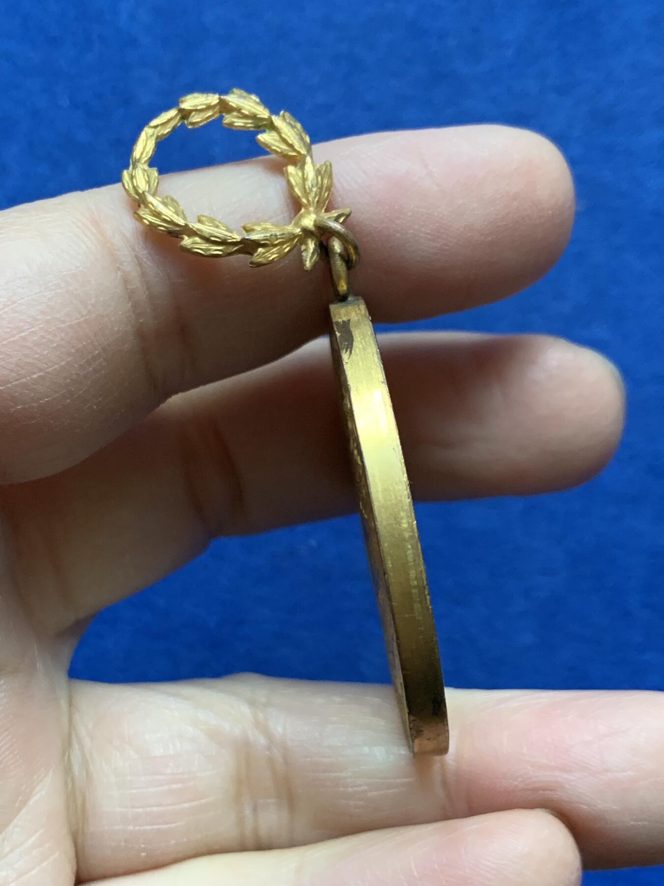 《竞宝斋》第454场 周日，周一 2场连拍 （全场包邮，欢迎送拍） 法国民众自由教育与普及协会镀金铜章 带环重约34.05克 40.5mm