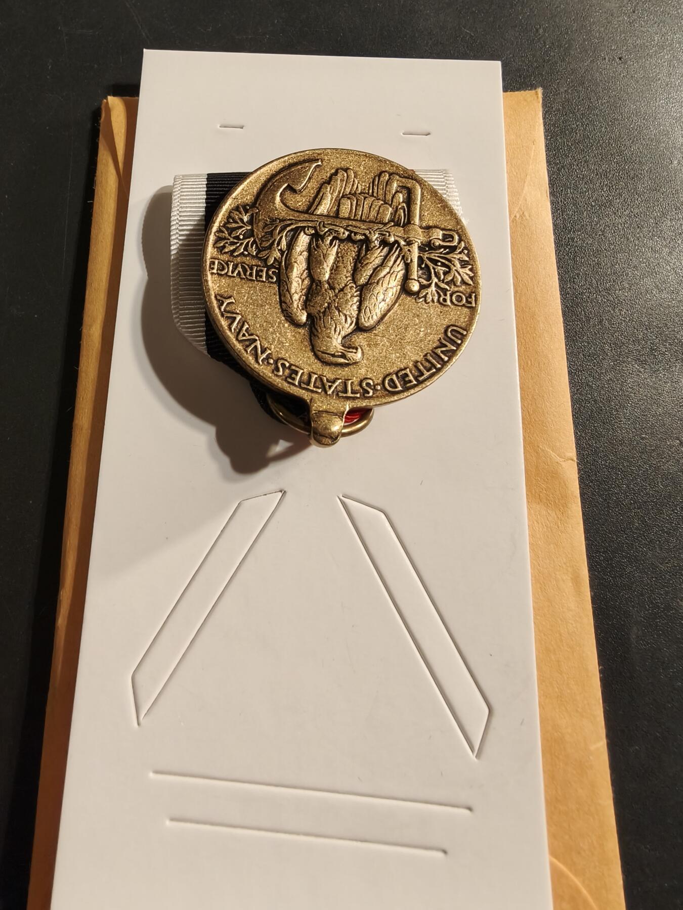 老王徽章第174期 美国海军二战占领军服役奖章     原纸袋