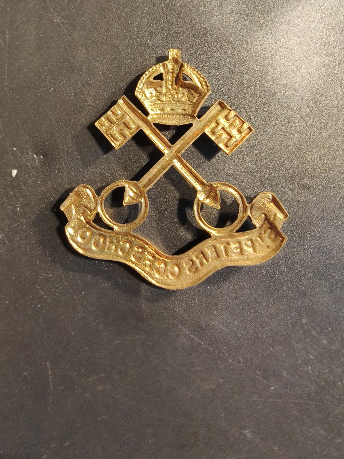 老王徽章第174期 英国圣彼得学校（约克）军官训练团帽徽    一战时期   第一版    缺背杆