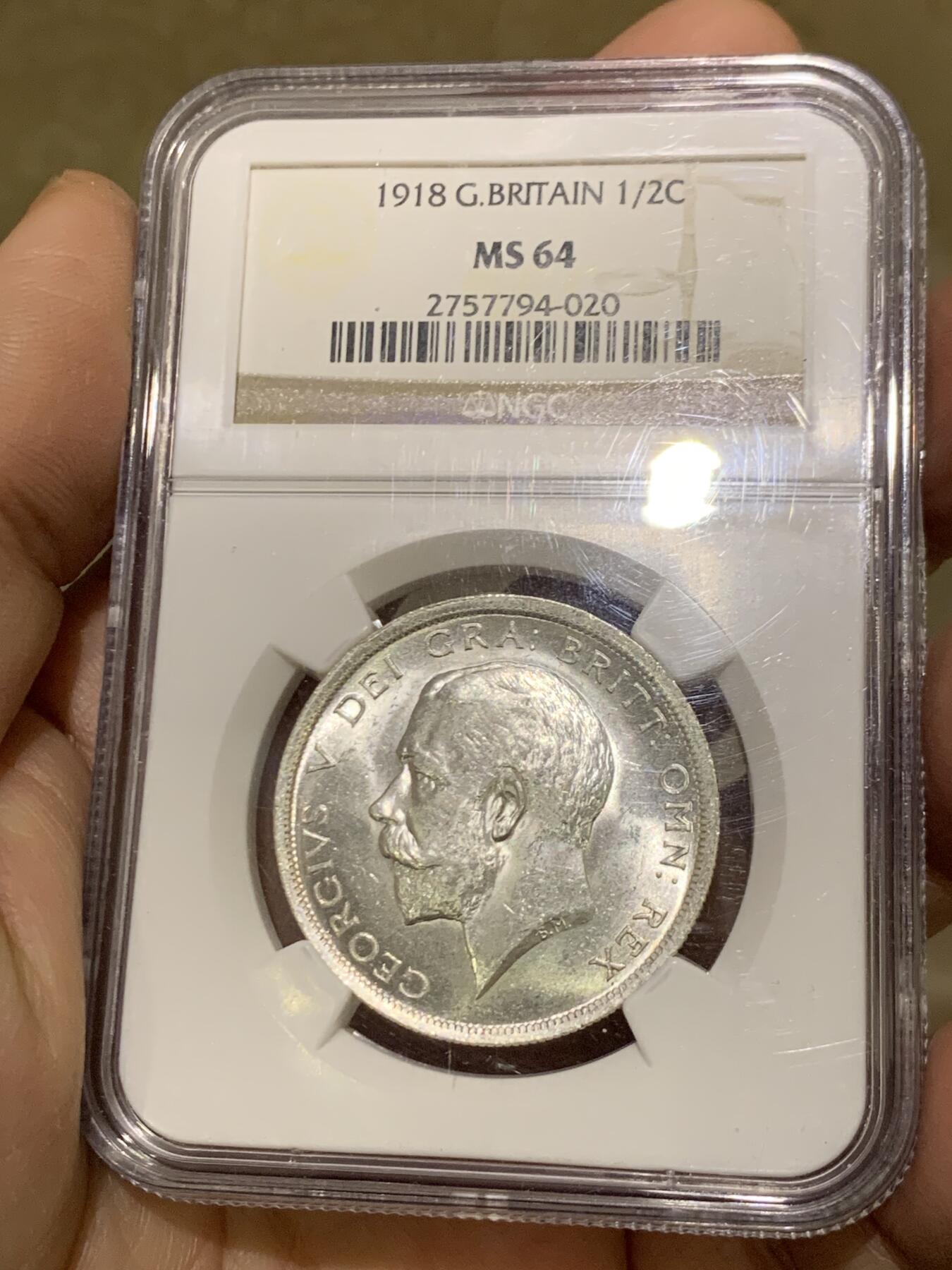 《竞宝斋》第454场 周日，周一 2场连拍 （全场包邮，欢迎送拍） NGC MS64 英国1918年乔治五世1/2克朗银币，乔五早期高银流通版，底板丝滑，银光曜曜，难得高品。此品种发丝常见弱打，此枚发丝胡子细节不错，在同分中也属难得，老盒好状态