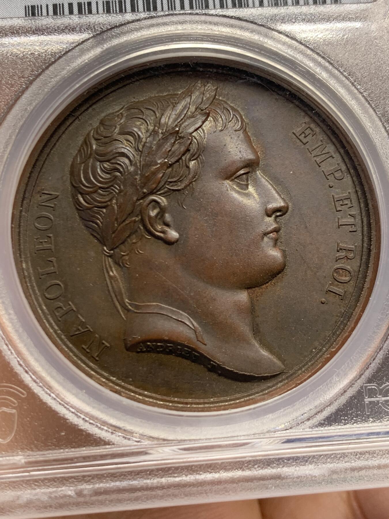 《竞宝斋》第454场 周日，周一 2场连拍 （全场包邮，欢迎送拍） PCGS SP64 亚军分！ 法国1809年拿破仑一世法兰西帝国兼并罗马原铸铜章 巴黎造币厂 巧克力包浆 台伯河之神倚靠着双耳壶流淌出河水，右手握船桨，左臂握着丰饶角，脚下是罗马象征的母狼与双胞胎 ，背景山丘上有朱庇特神庙，帝国之鹰紧紧攥着闪电权杖盘旋于上空，1809年不可一世的拿皇兼并了教皇国的领土，囚禁了教皇庇护七世，仅一枚65更高分，加厚盒。