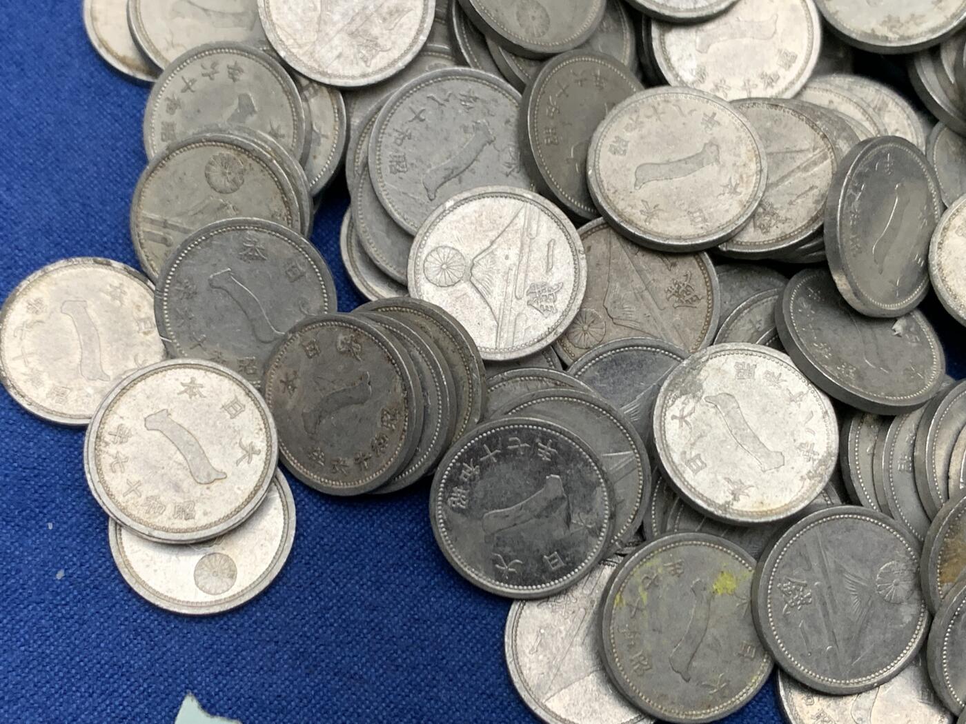 《竞宝斋》第454场 周日，周一 2场连拍 （全场包邮，欢迎送拍） 约170枚一组 日本战时1941-43年一钱铝制硬币，币面背纹刻富士山与菊纹，正面为国号和年号，是日本战时经济的直观见证。1943年因铝资源彻底枯竭停铸。