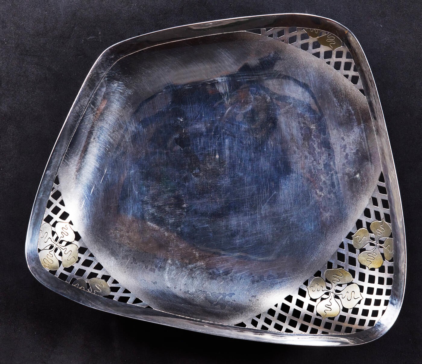 【俄甄集藏】2026年(046)01-07 星期三 晚 19:30 全场包邮 日本现代银质果篮，长：207mm，宽：180mm，高：50mm，重量：226.4克，970银