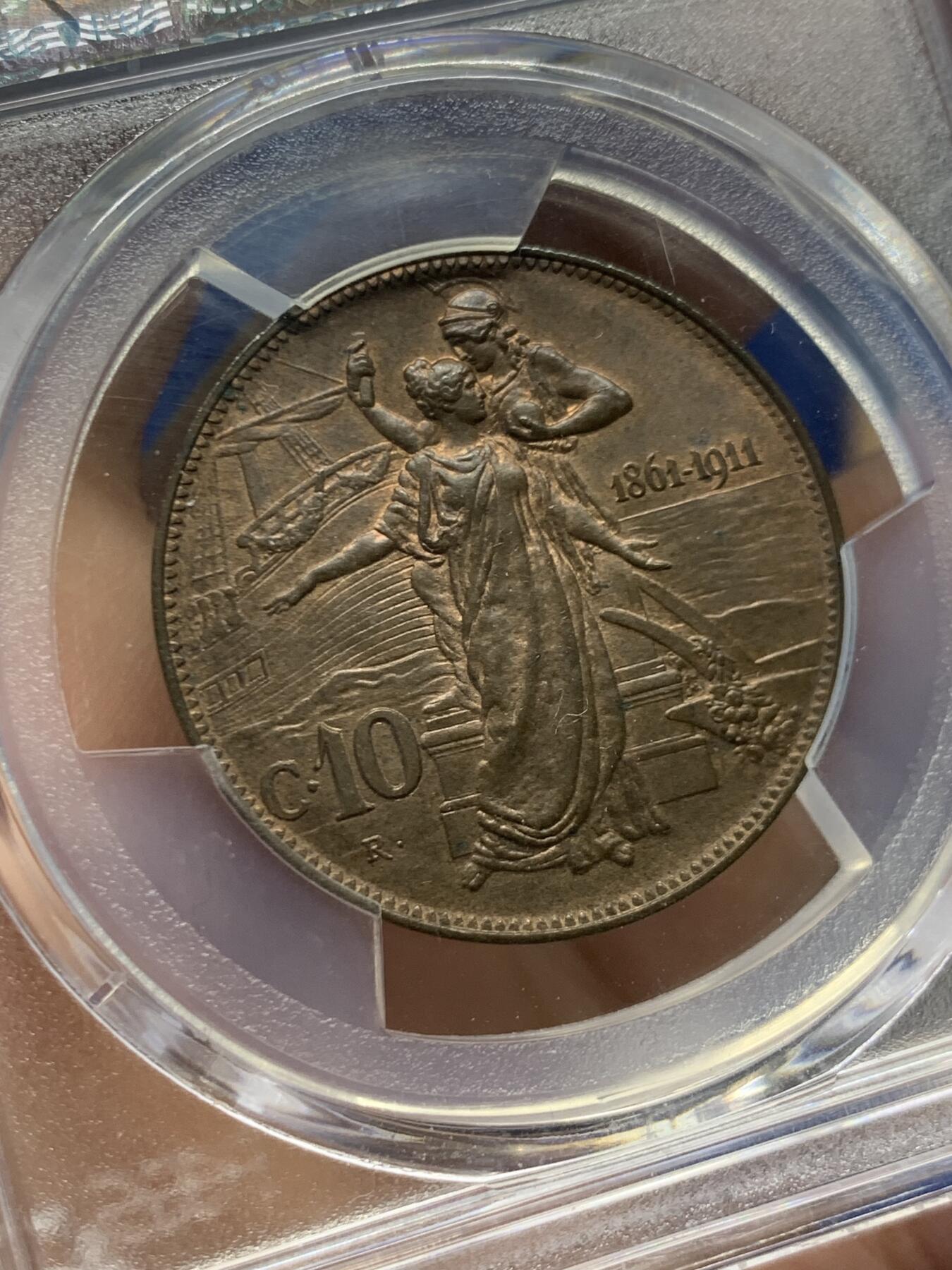 《竞宝斋》第454场 周日，周一 2场连拍 （全场包邮，欢迎送拍） PCGS MS64BN 意大利王国1911年10C铜币，庆祝王国五十周年纪念。正面为国王埃马努埃莱三世，背面为罗马式女神搀扶着此时的意大利女神。原味巧克力包浆，非常漂亮的一枚。