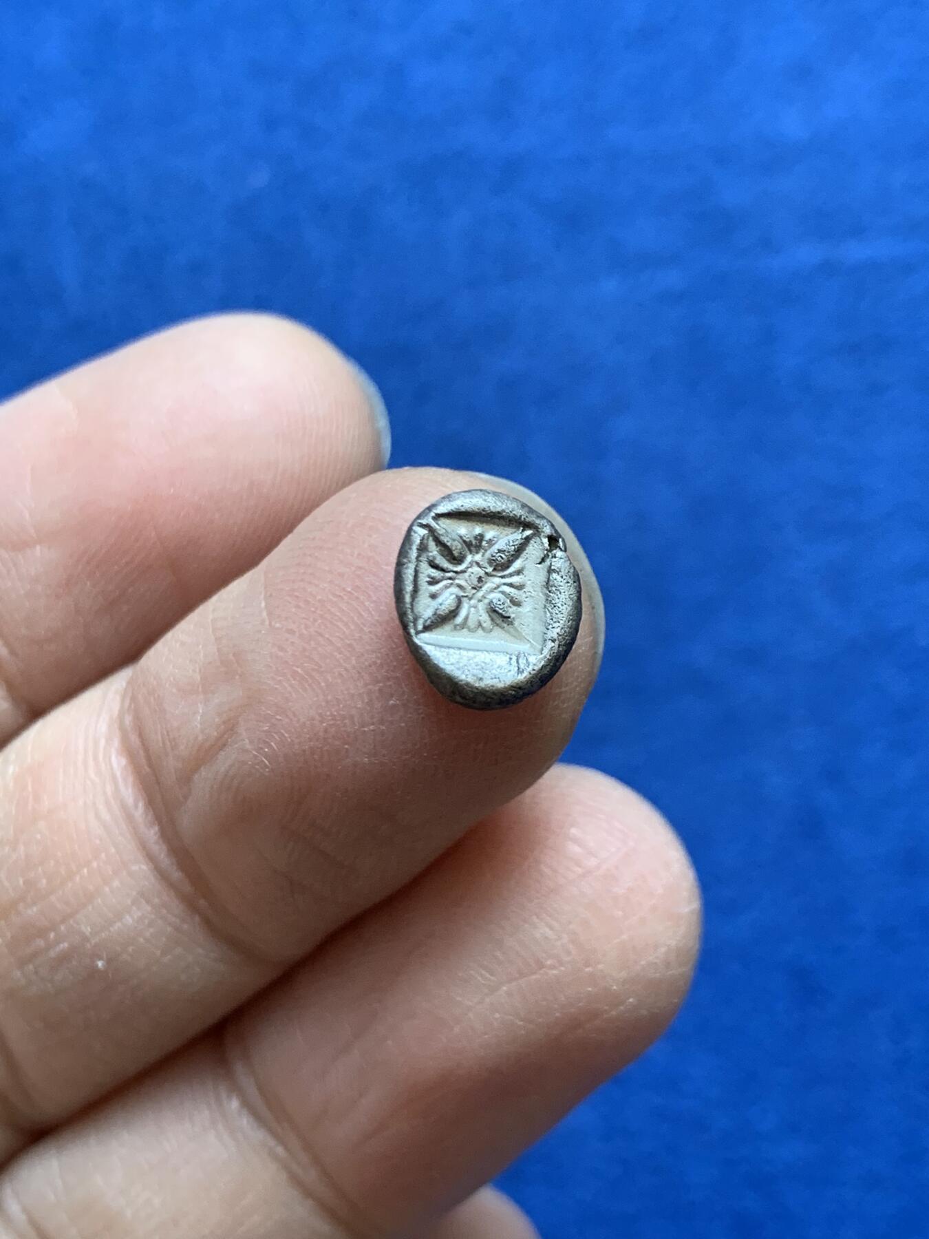 《竞宝斋》第454场 周日，周一 2场连拍 （全场包邮，欢迎送拍） 古希腊 公元前525-475年 米利都咆哮狮子 银币 背面星芒戳记 经典品种 打制和保存的都不错 1.11克