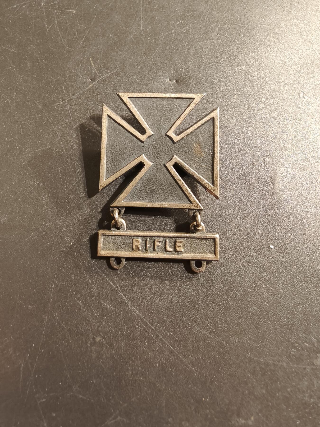 老王徽章第174期 美国陆军神射手技能章   二战时期横针版   925银   步枪勋条   10.7v