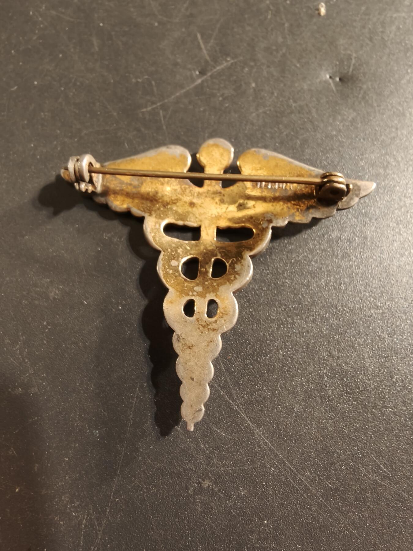 老王徽章第174期 美国军医证章     二战时期横针版   少见大尺寸1.75×1.5英寸     7.7g     925银镀金