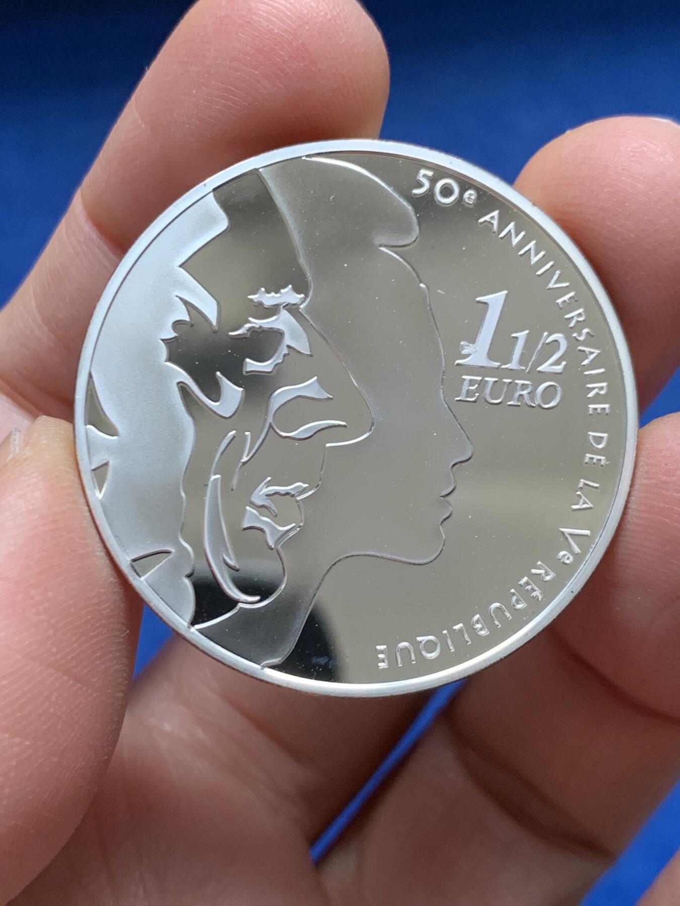 《竞宝斋》第455场 周日，周一 2场连拍 （全场包邮，欢迎送拍） 2008年法国第五共和国50周年1.5欧元精制银币，背面为经典播种女神形象，900银，22.2g，发行量仅6631枚。