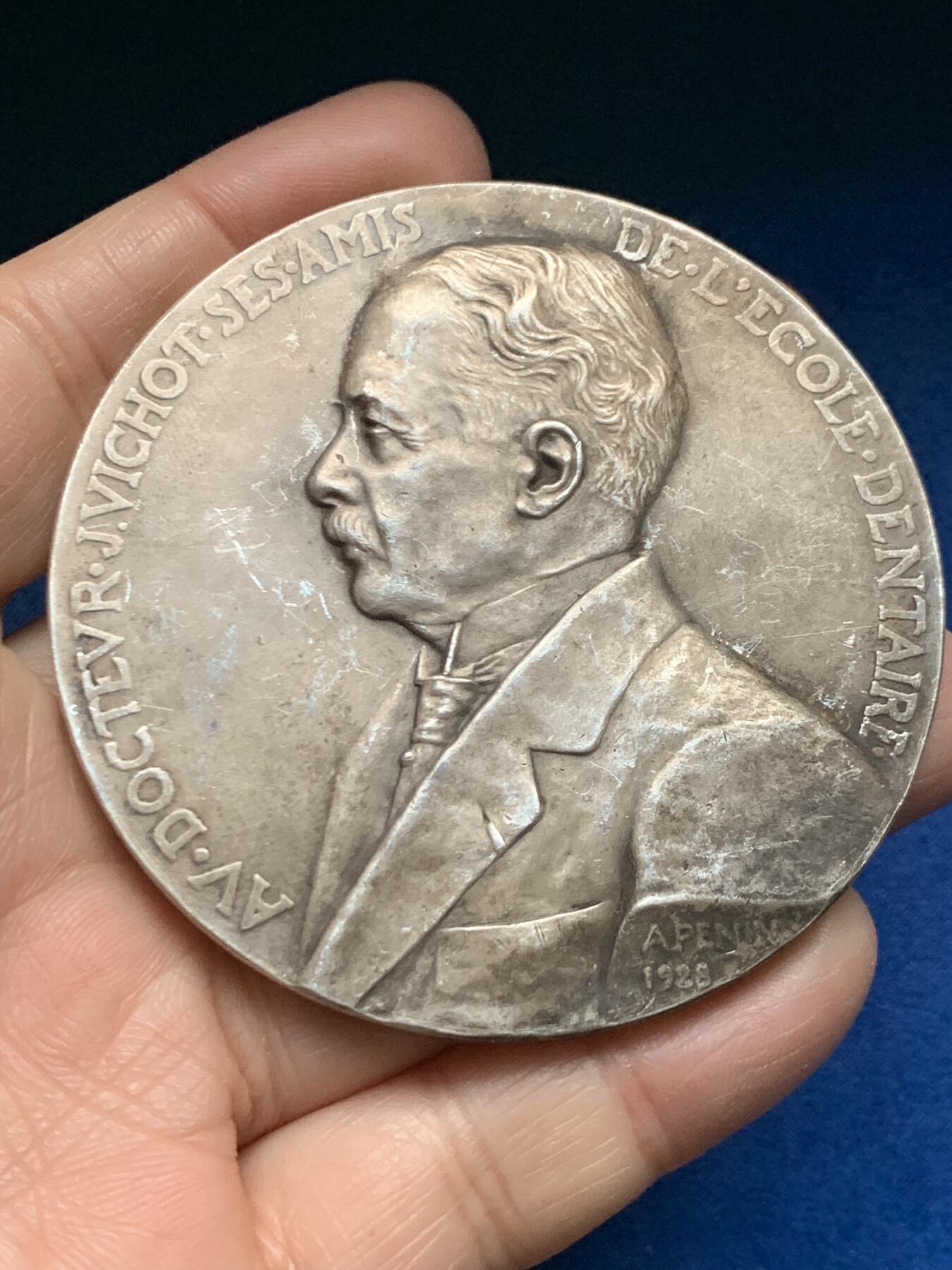 《竞宝斋》第455场 周日，周一 2场连拍 （全场包邮，欢迎送拍） 法国1928年牙科教授J·维肖医生纪念镀银大铜章 114.5克 67.8mm 三角铜标