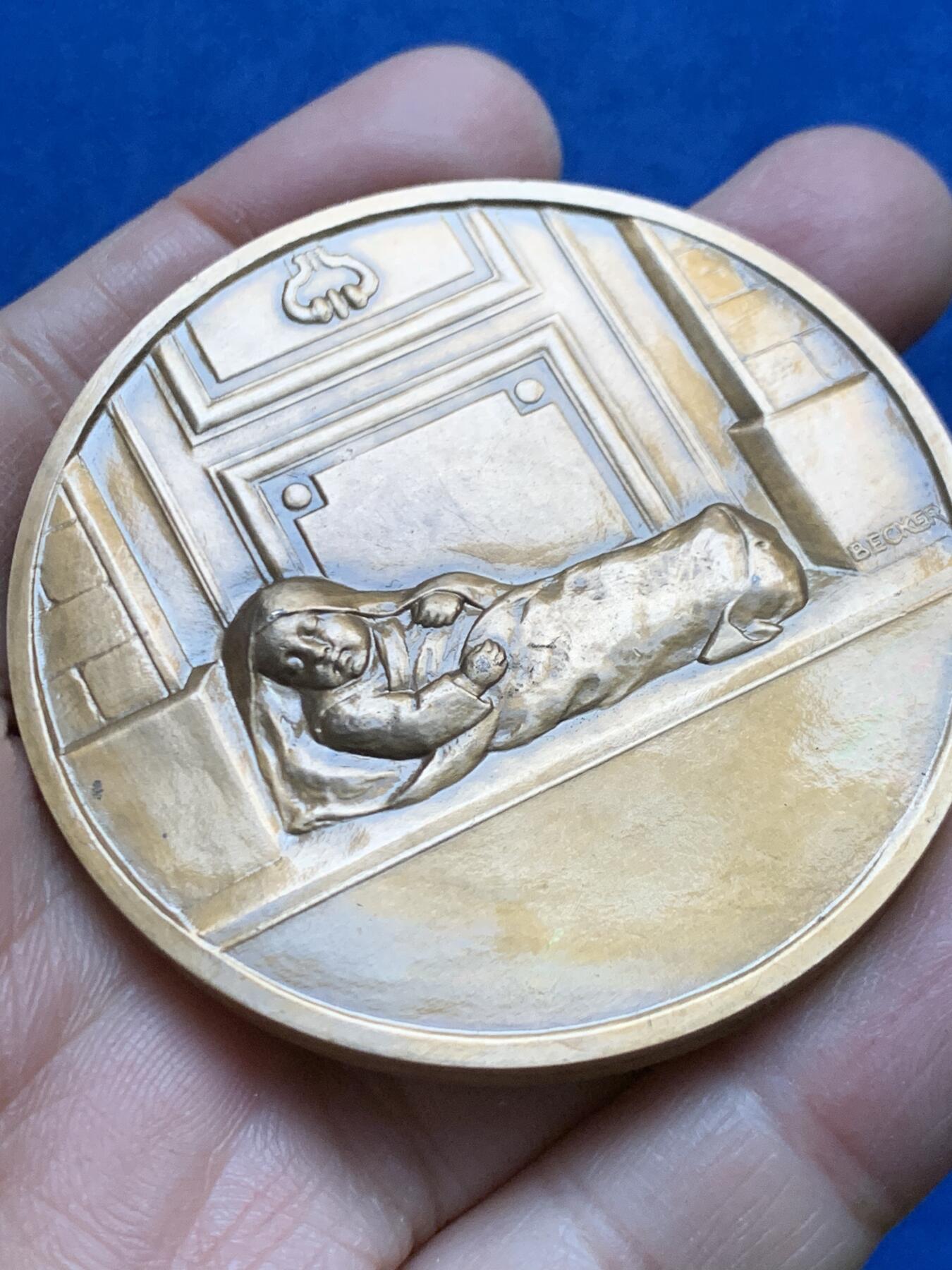 《竞宝斋》第455场 周日，周一 2场连拍 （全场包邮，欢迎送拍） 1660法国大主教圣文生·德保纪念铜章 94克 58.3mm 丰饶角铜标 表面好像有油漆保护层 状态很好