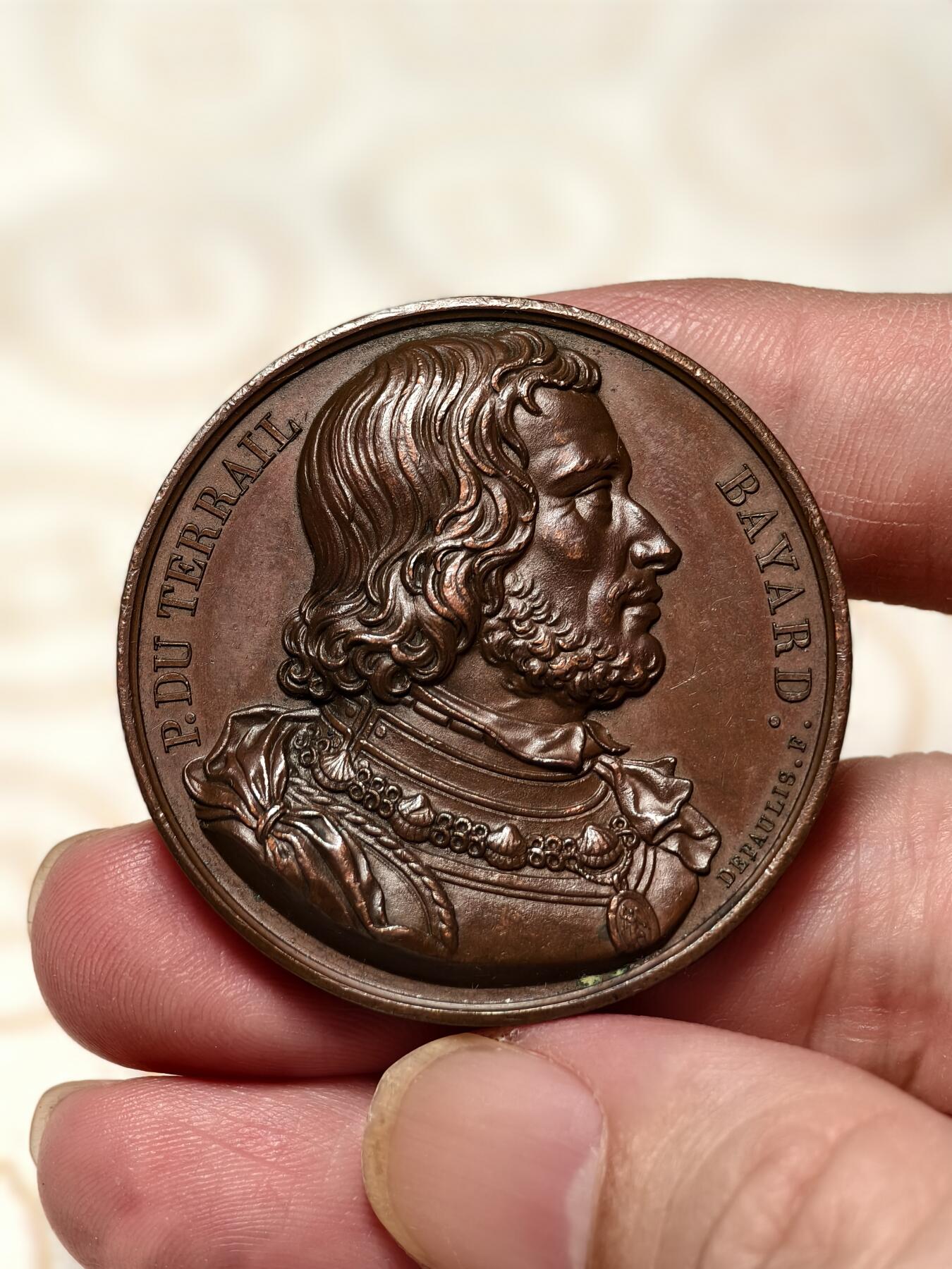 抚柳草堂-第六期章牌钱币 奖章勋章限时免佣 满百包邮 放漏专场 1822法国巴亚尔骑士纪念铜章 40.6g 41.1mm 超高浮雕非常漂亮 巧克力包浆品相如图 早期光边原铸